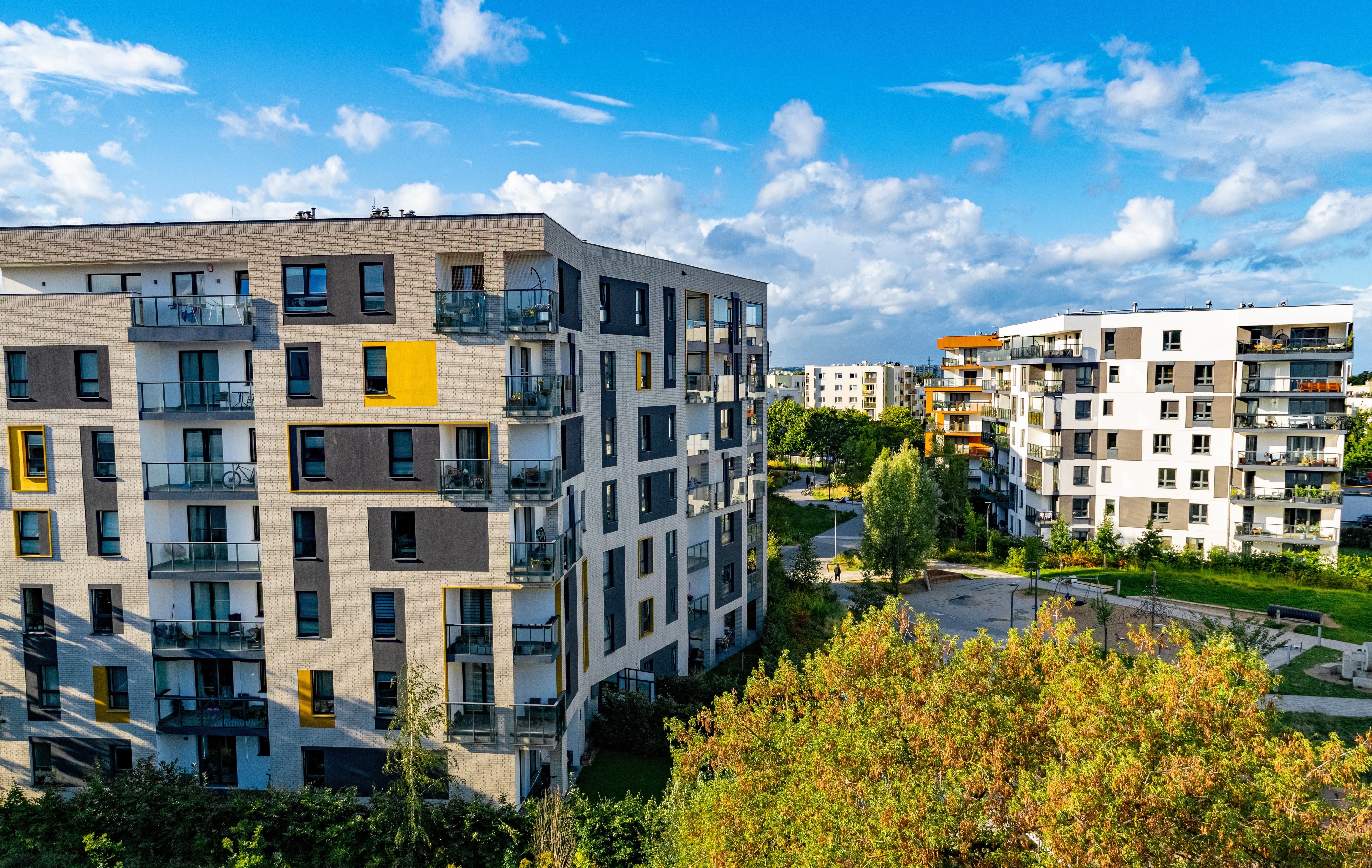Mehrfamilienhaus als Beispiel für Mietrecht und Konflikte zwischen Mietern und Vermietern