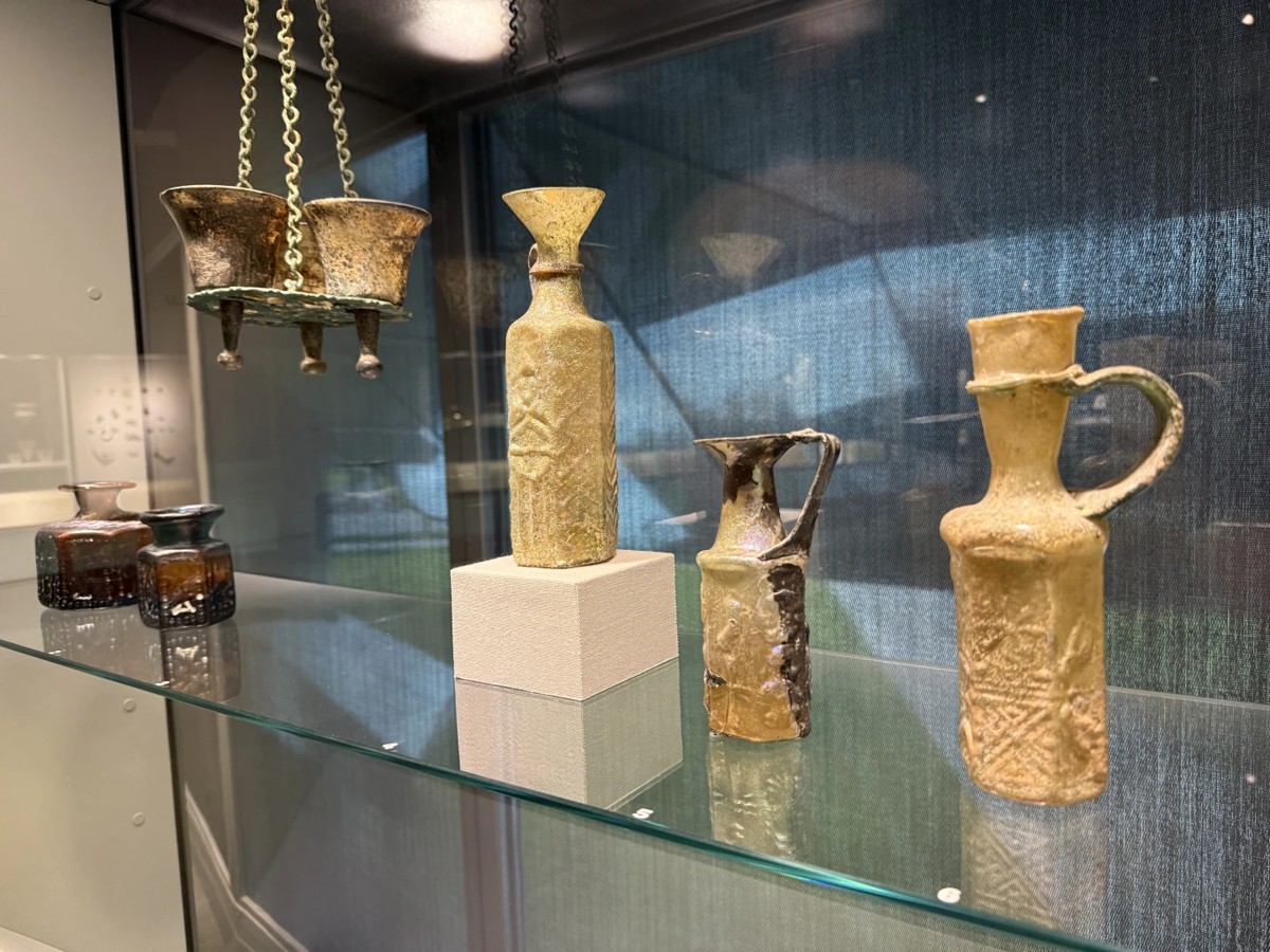 Ancient jars with Jewish and Christian symbols made in Israel on view at the Corning Museum of Glass in Corning, in June 2026. Photo courtesy of Menachem Wecker.
