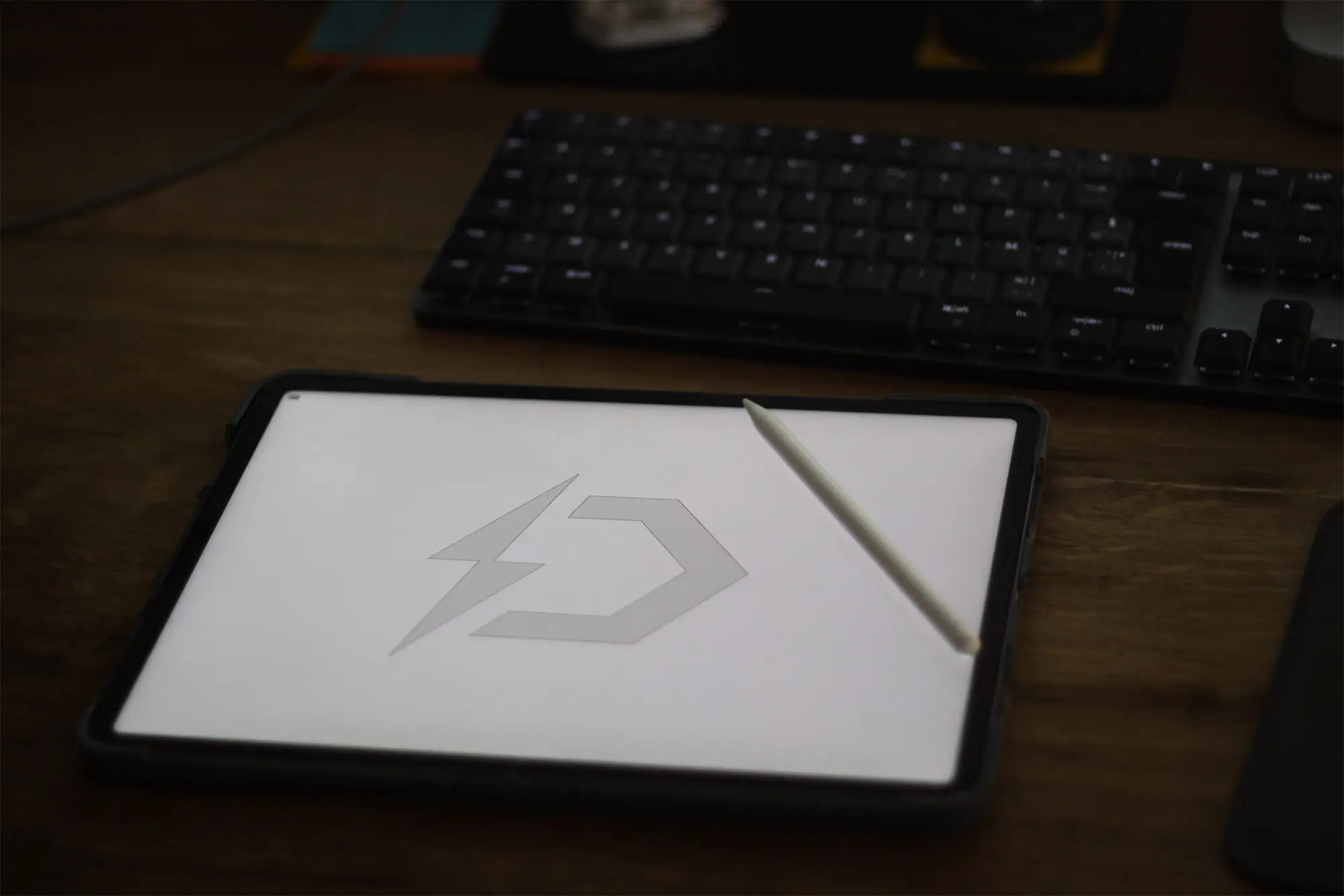 ipad posé sur un bureau