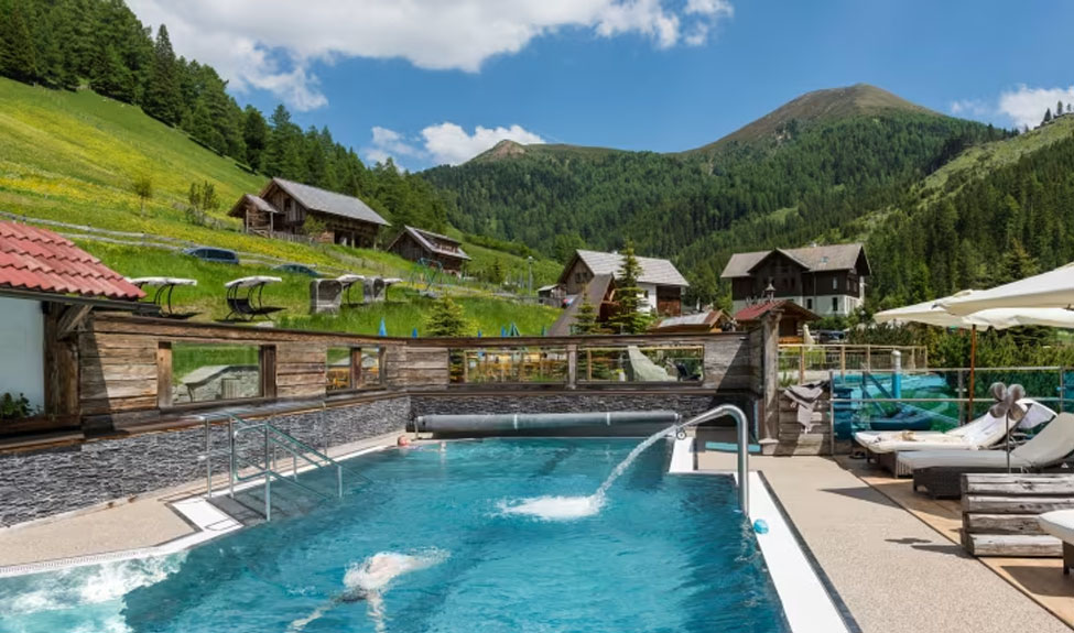 Almresort Frühauf Pool und Aussenansicht