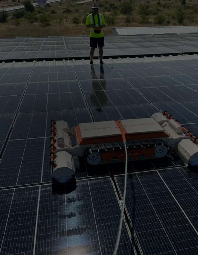 Echipa SpalPanouri curățând panouri fotovoltaice pe acoperiș industrial