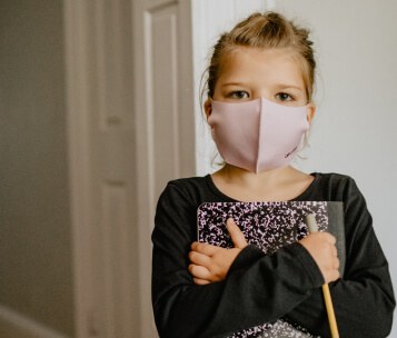 criança estudando na pandemia