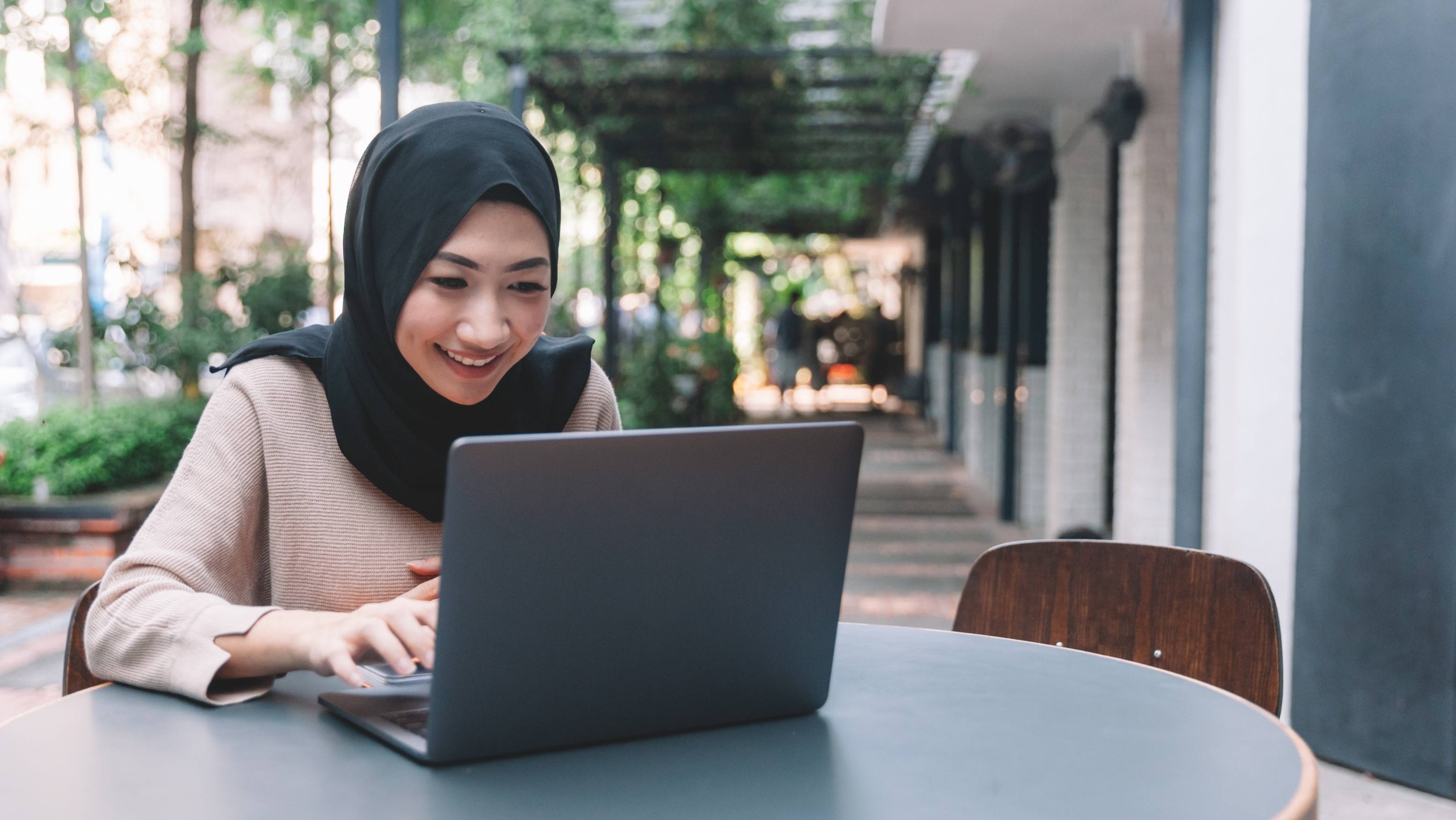 一位女性正在使用她的笔记本电脑工作