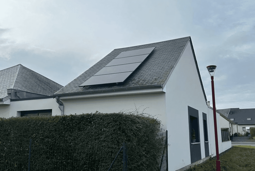 Photo d'une maison à Gentelles en France équipée de panneaux photovoltaïques dont l'installation a été faite par Solarock.