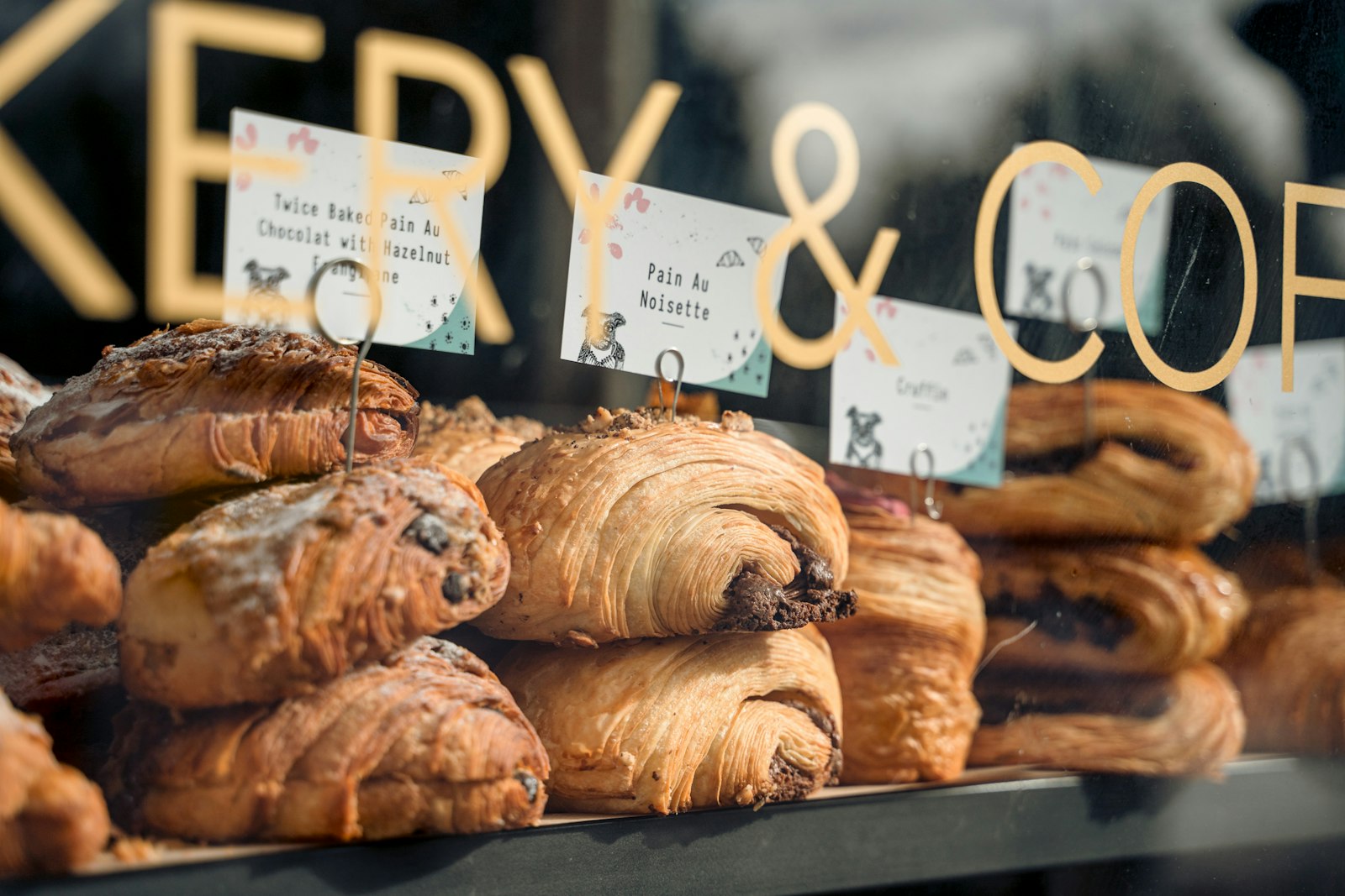 Pain au chocolat en escaparate de pastelería — fidelización digital para pastelerías LUYOA®