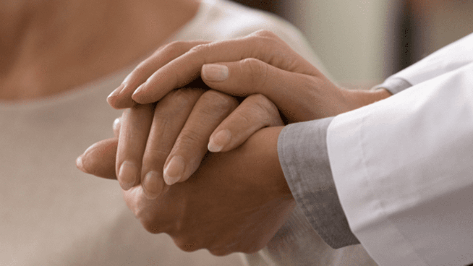 Mulher segurando a mão da outra