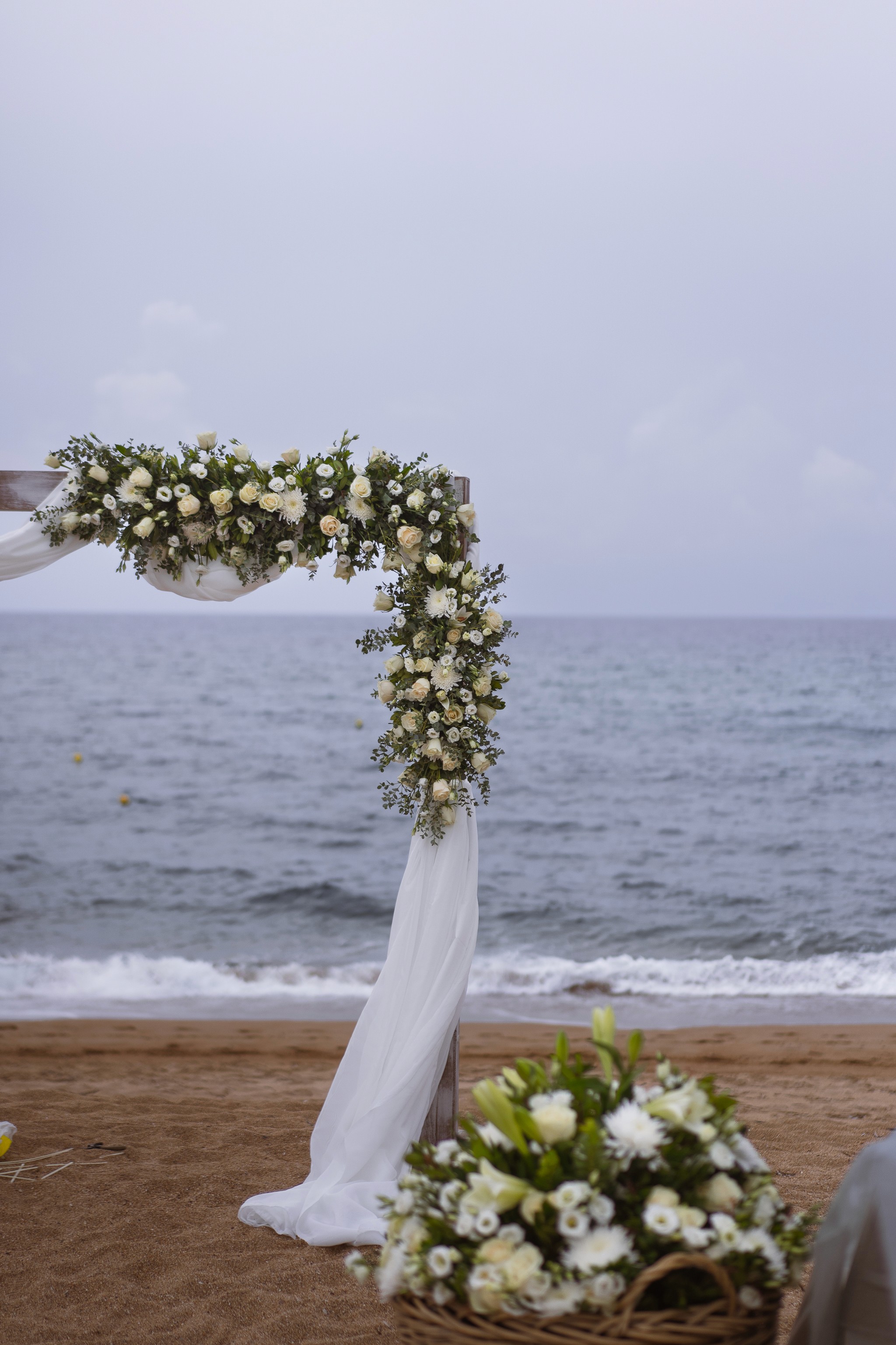 Κομψός στολισμός λαμπάδας γάμου σε λευκή βάση με κλασικά λευκά λουλούδια