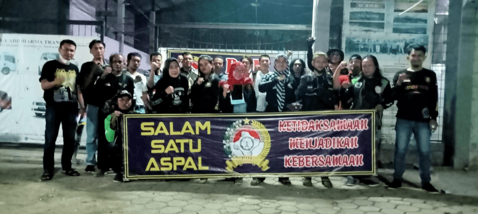 Dewan Pembina Persahabatan Ojek Online Indonesia (POI) sekaligus Direktur AMPUH Indonesia, Joni Sudarso, S.H., M.H., foto bersama dengan anggota POI