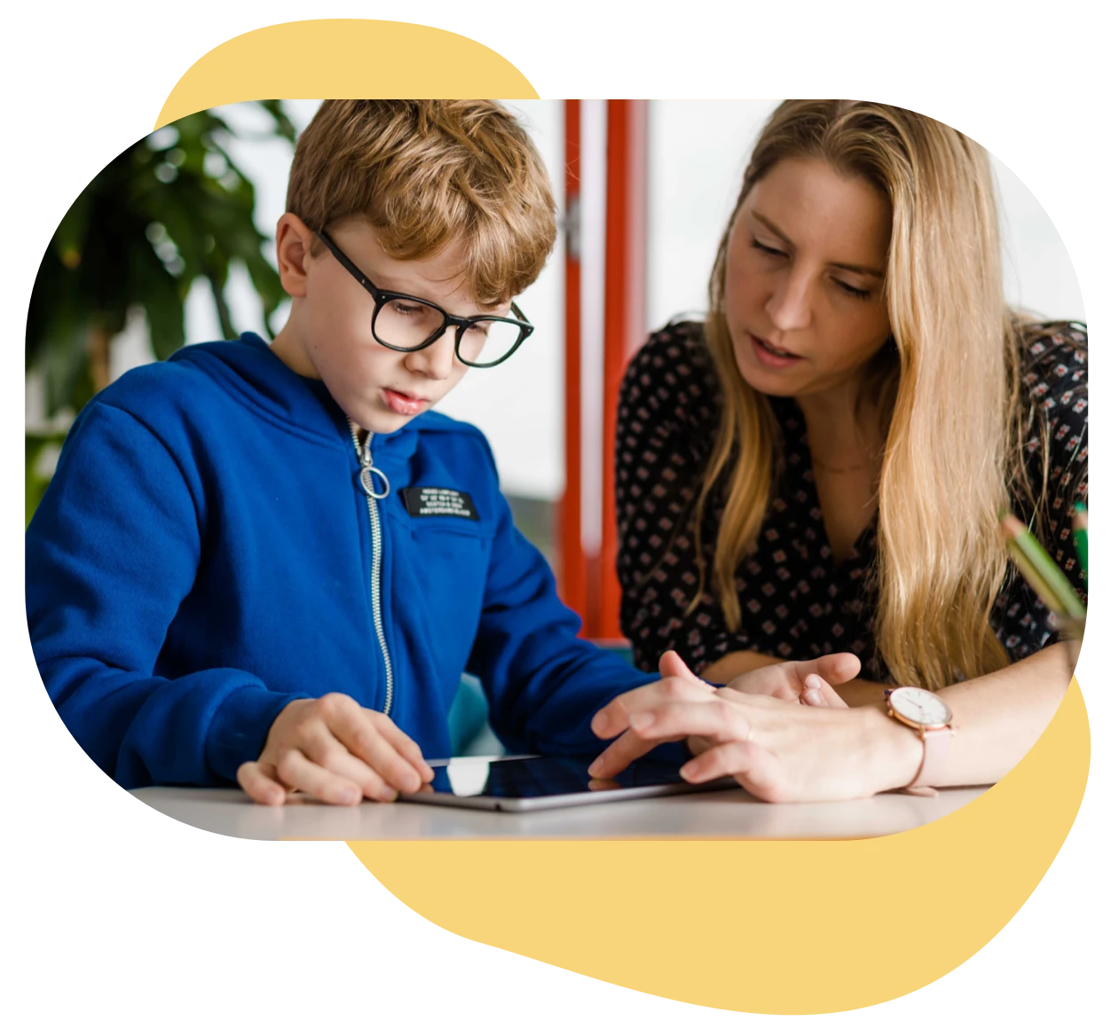 Kind en UX onderzoeker kijken samen naar een app