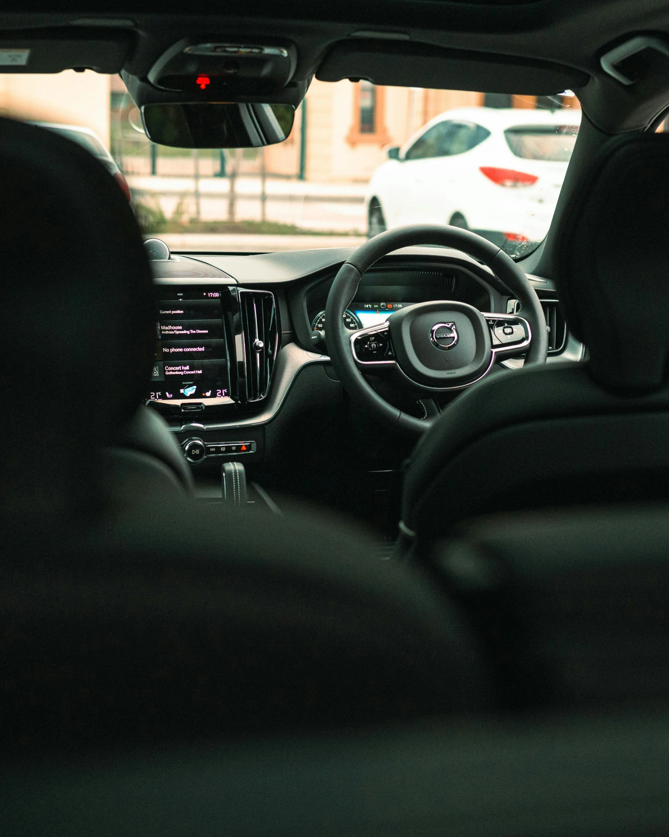 Intérieur raffiné d’une Volvo, alliant technologie, sécurité et design scandinave pour une expérience de conduite sereine.