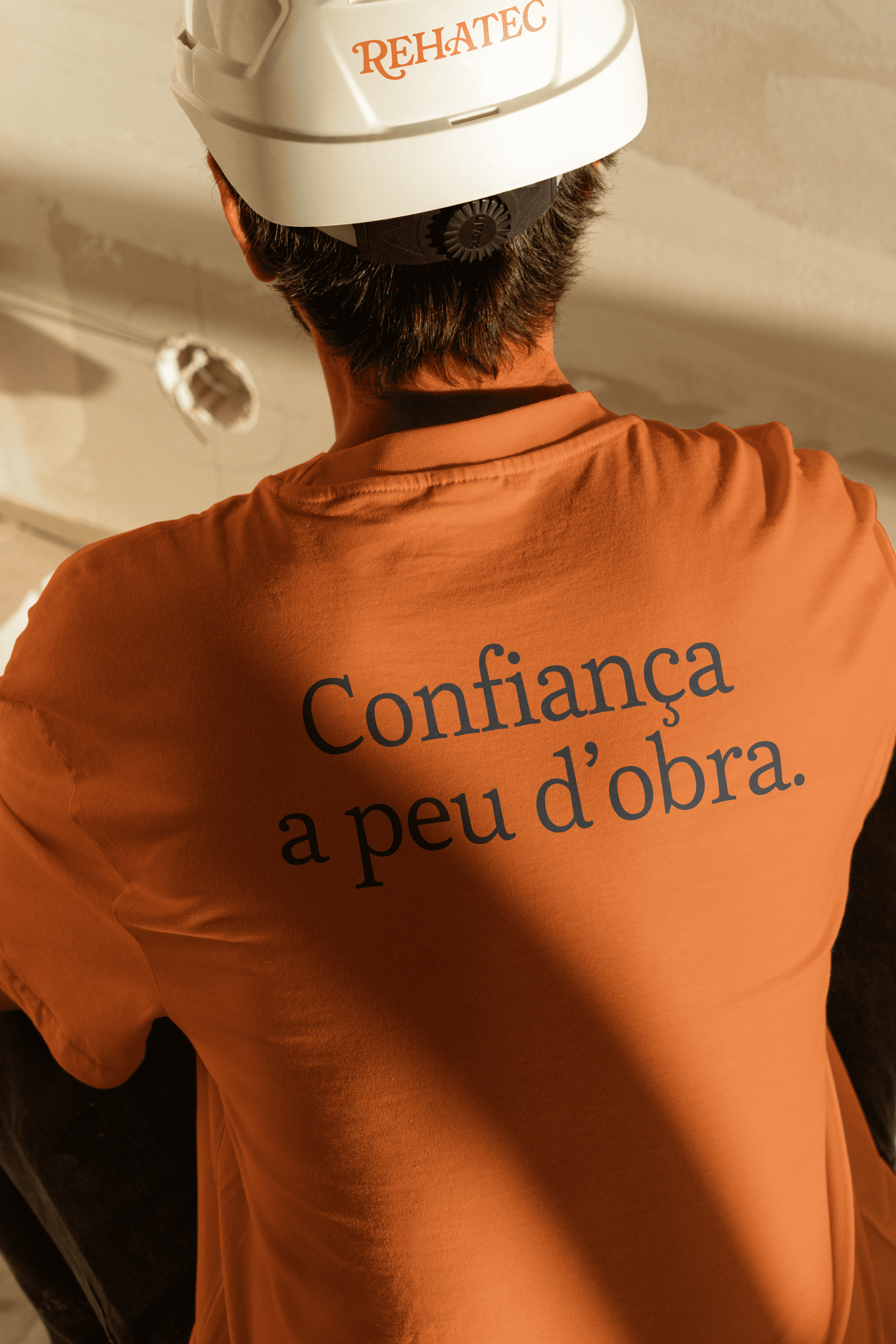 Professional de Rehatec documentant l'estat d'una obra