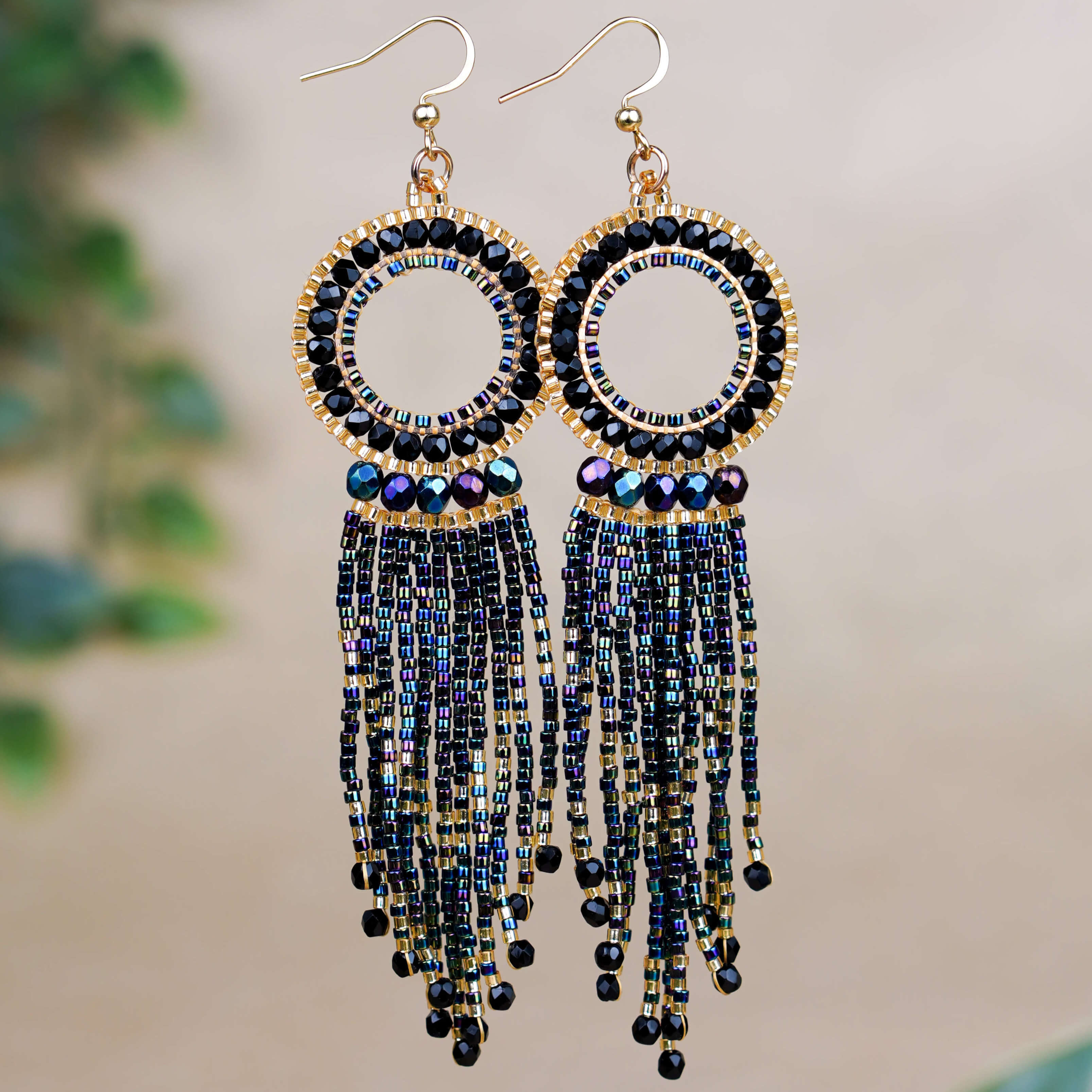 Długie kolczyki benzynowe na bazie z koła ze szklanych koralików Astral