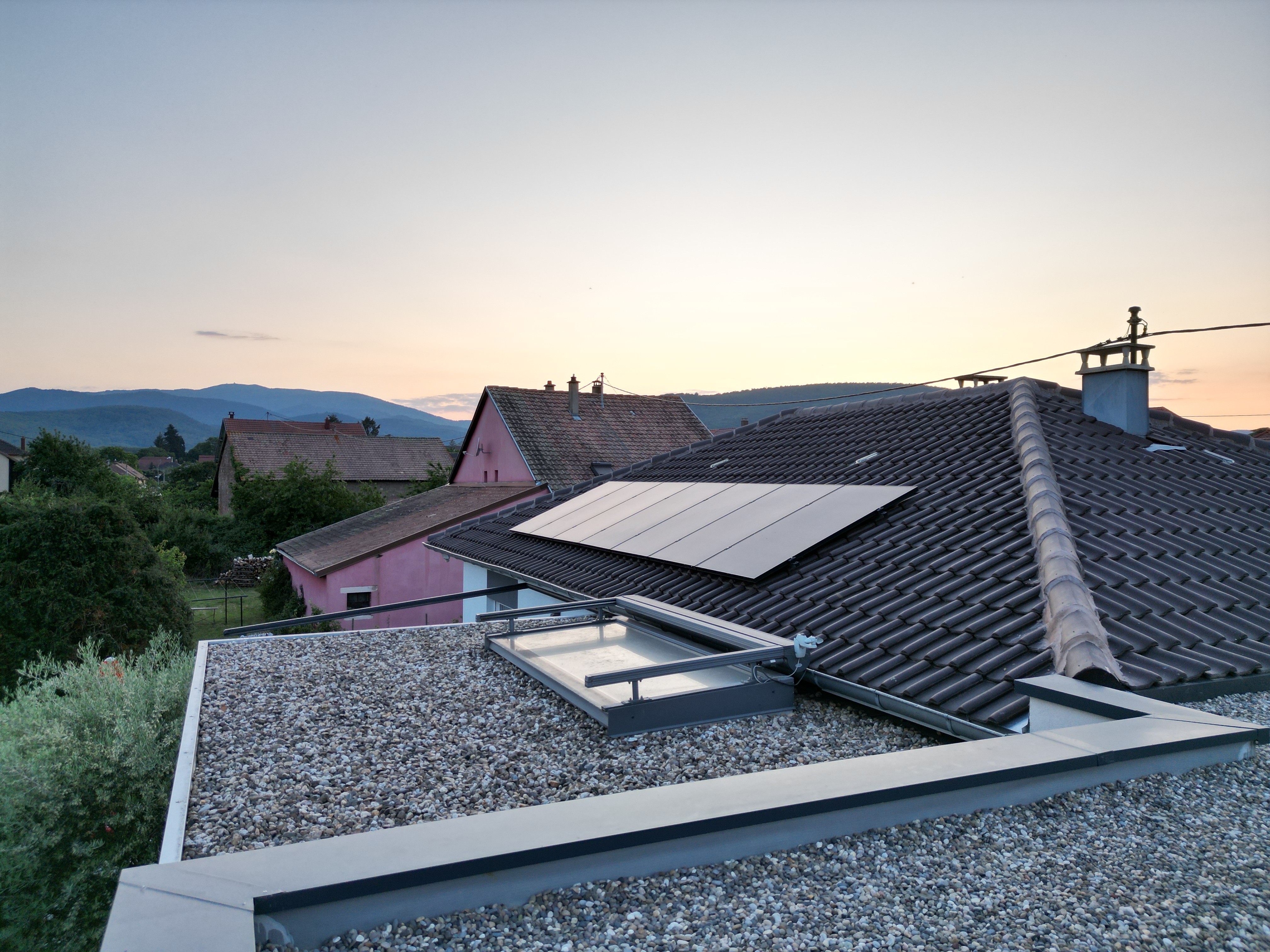 Pose de panneaux photovoltaïque sur une toiture ancienne