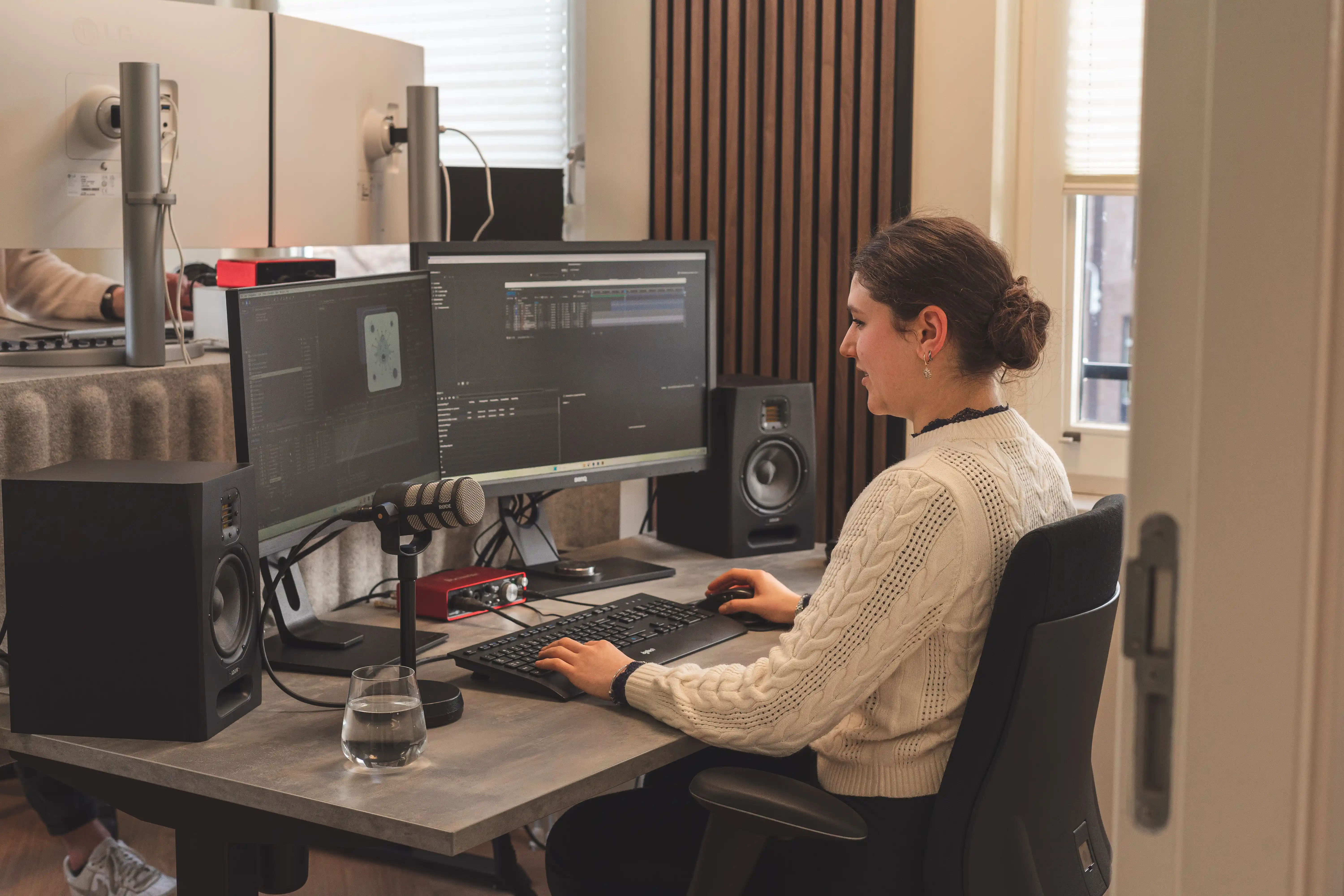 Oprichters Roland en Remco Guijs van mediabedrijf Indall proosten tijdens een viering.