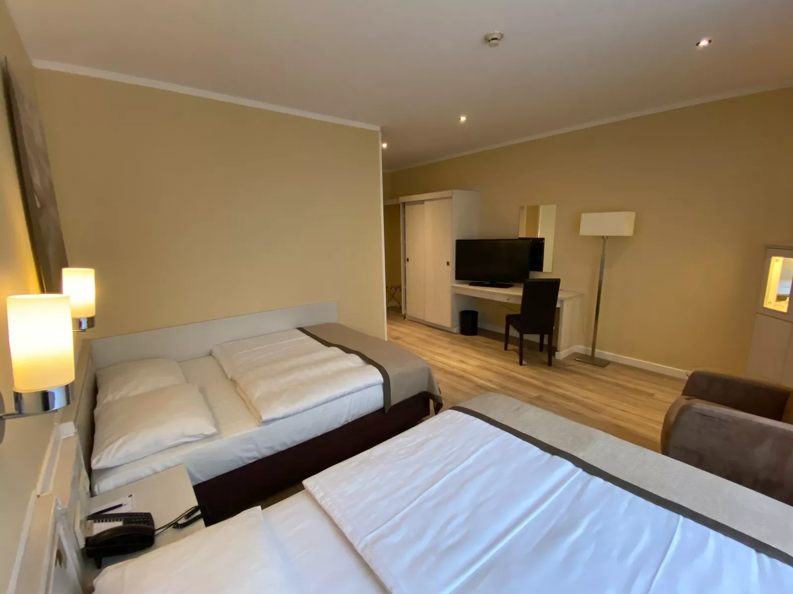 Twin Zimmer - vom Bett aus fotografiert, man sieht Schrank und TV