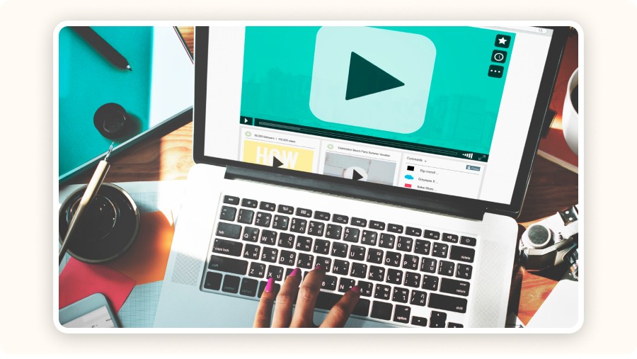 Main utilisant un ordinateur portable affichant une plateforme de vidéos en ligne