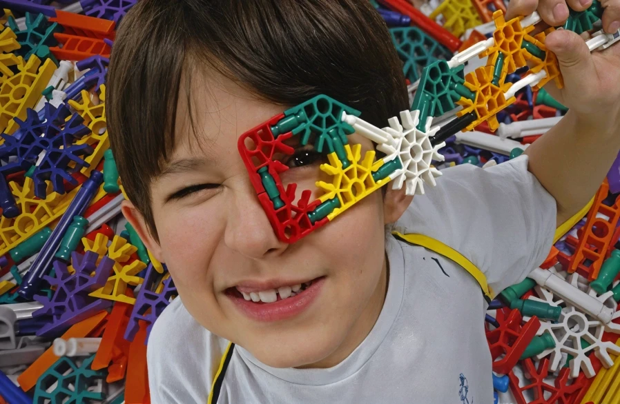 Menino com kit de peças na mão