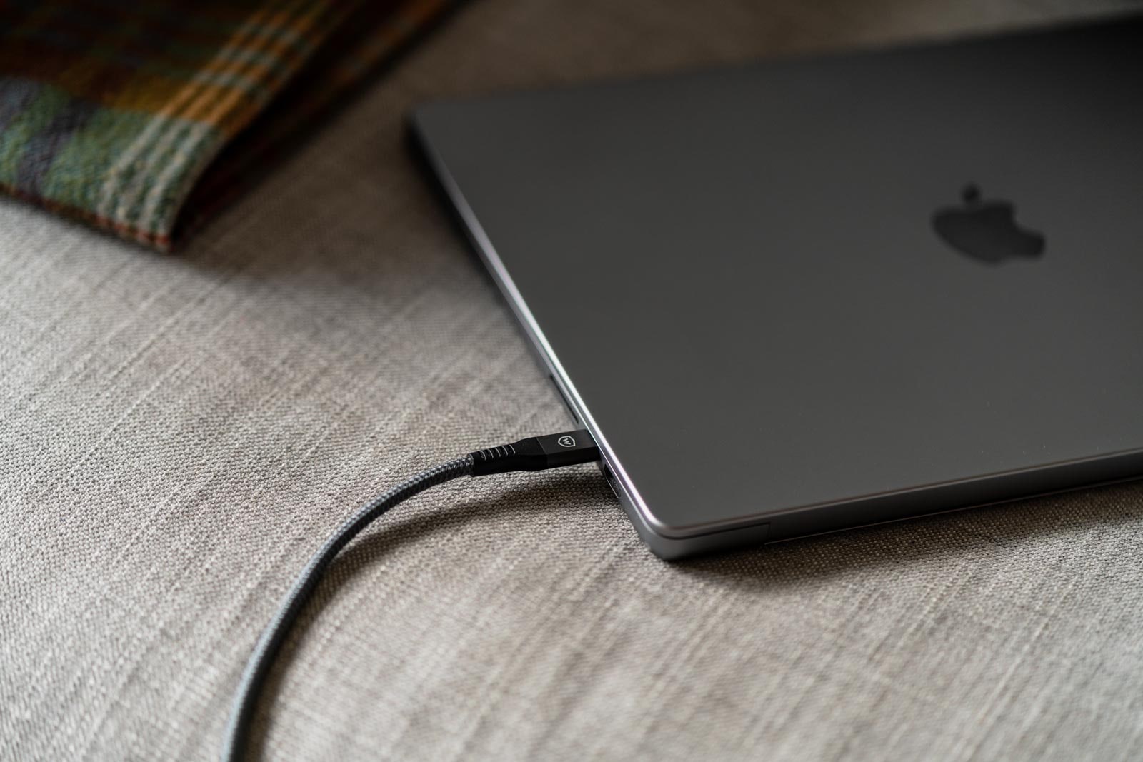 Watti Kaista Lighting to USB-C kaapeli -Musta