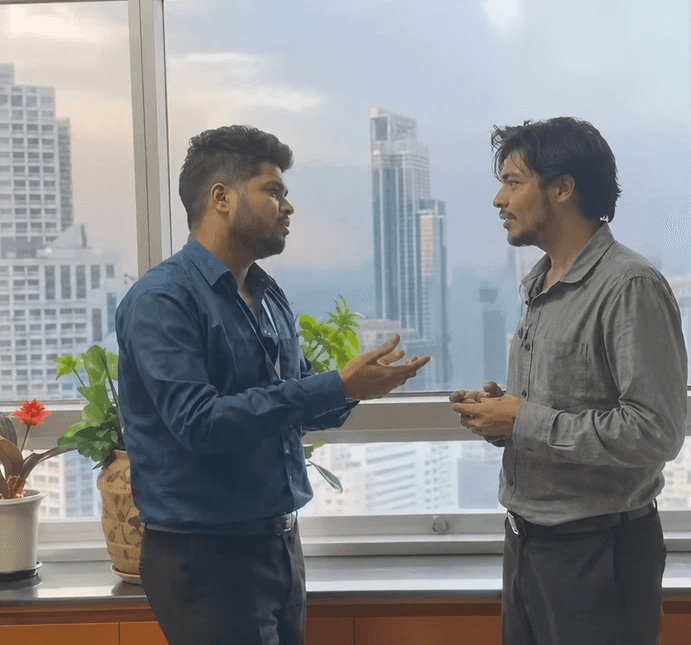 Priyanshu Goel (The Gemtlemen) learning from Ansh Gupta about CVD Diamonds.