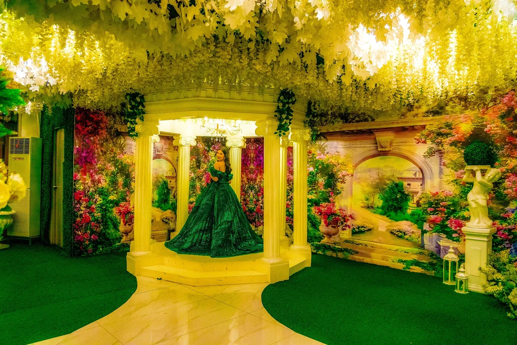 Debutante in emerald in the golden alcove of Celestia Hall, Stalla Suites QC