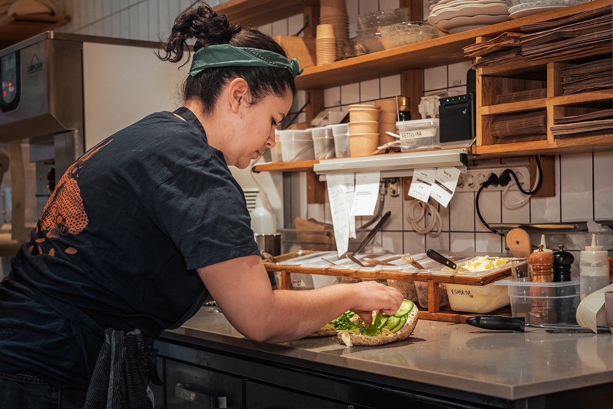 Nybakat surdegsbröd med ost! Frukost/fika från bageri Västerås.