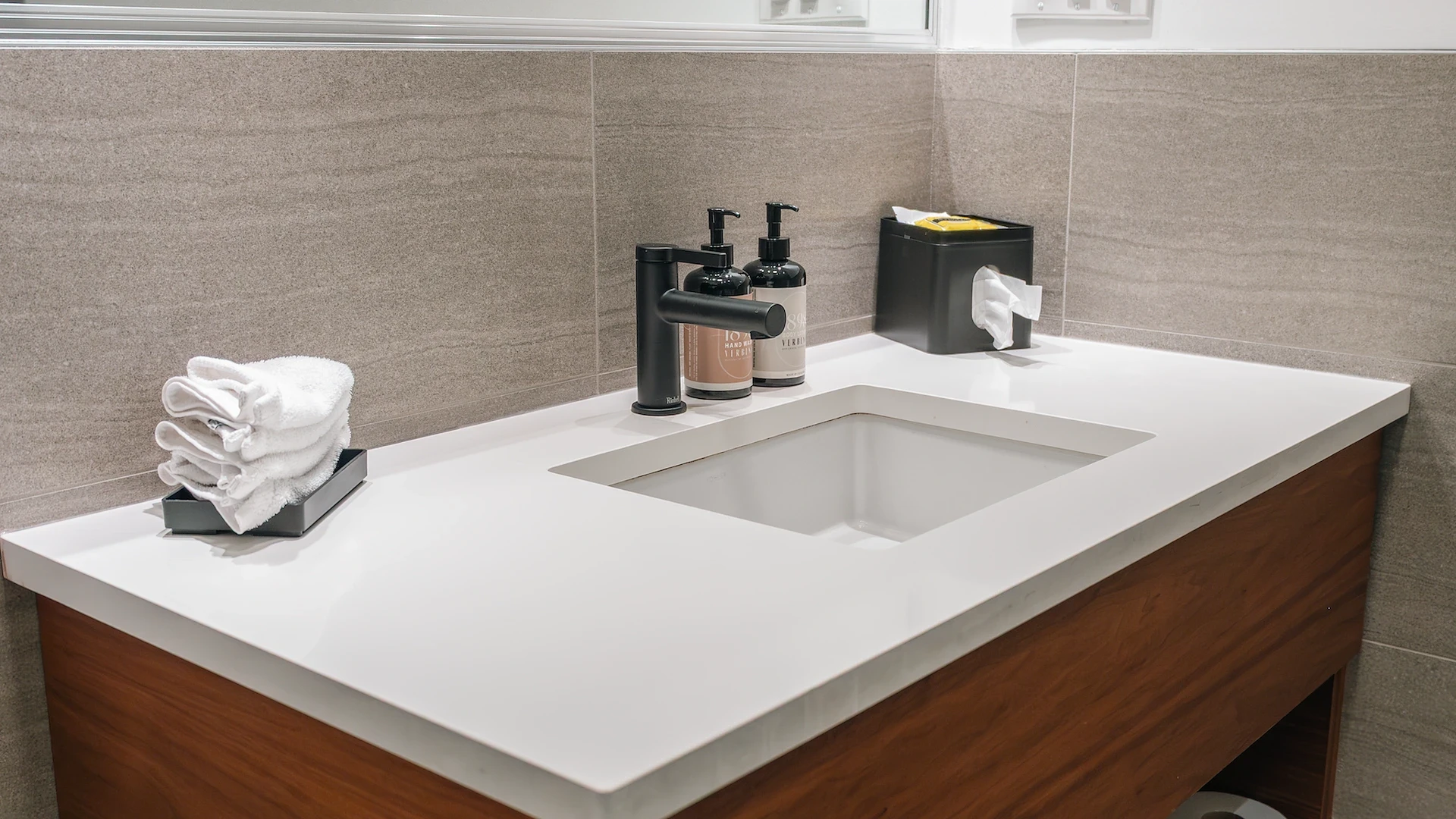 Queen Chamber bathroom sink