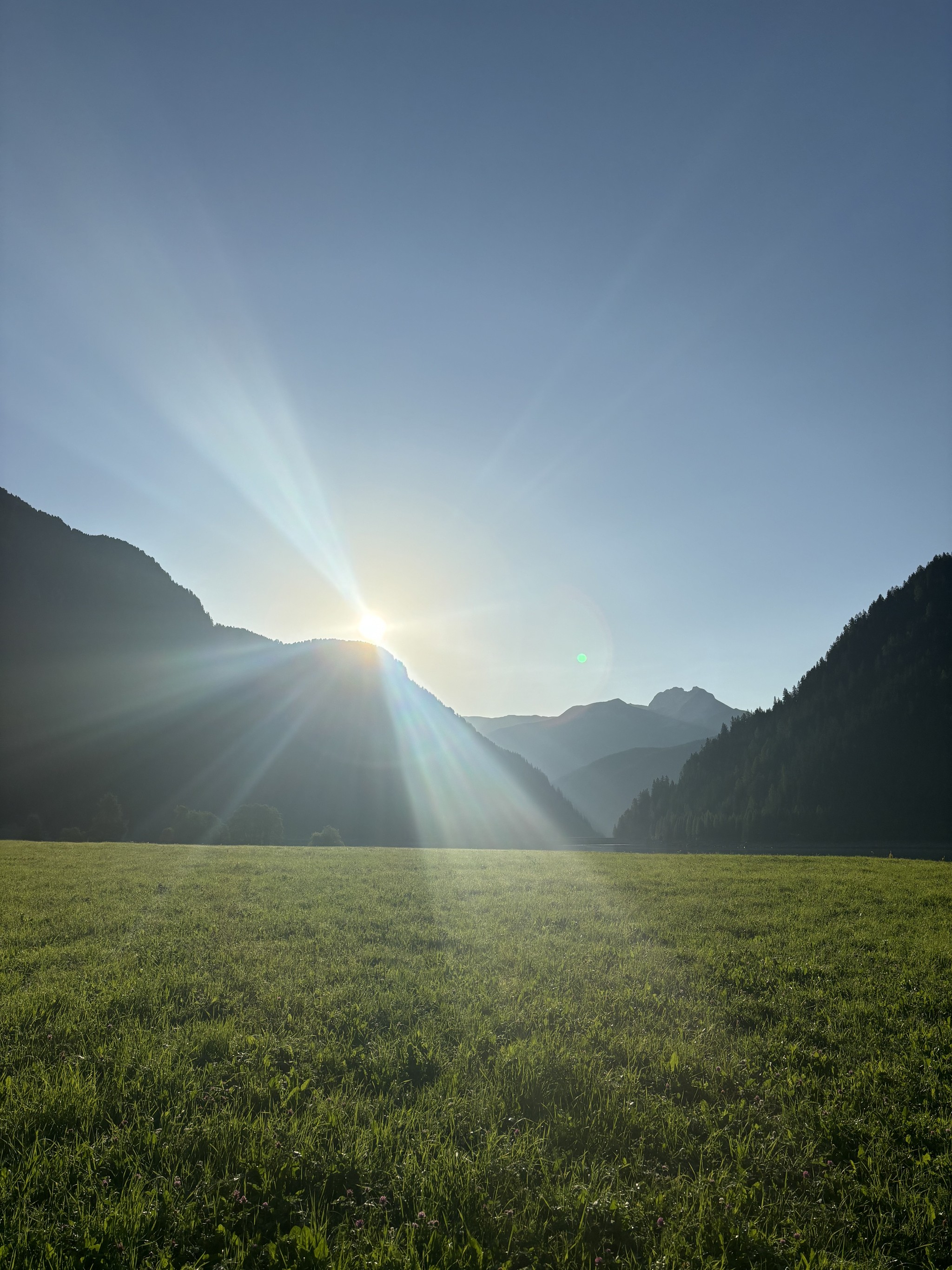 Person stand in front of a red sports oldtimer