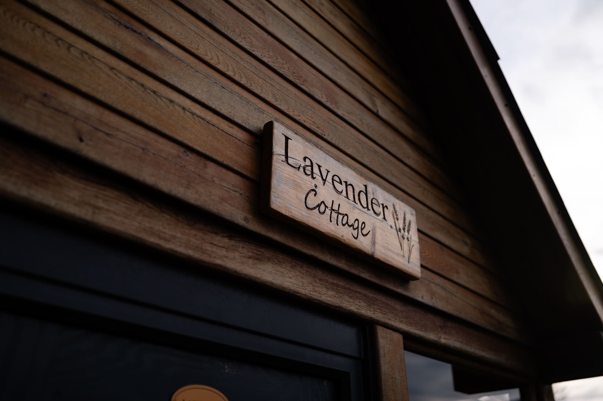 Image of chalet next to mountains