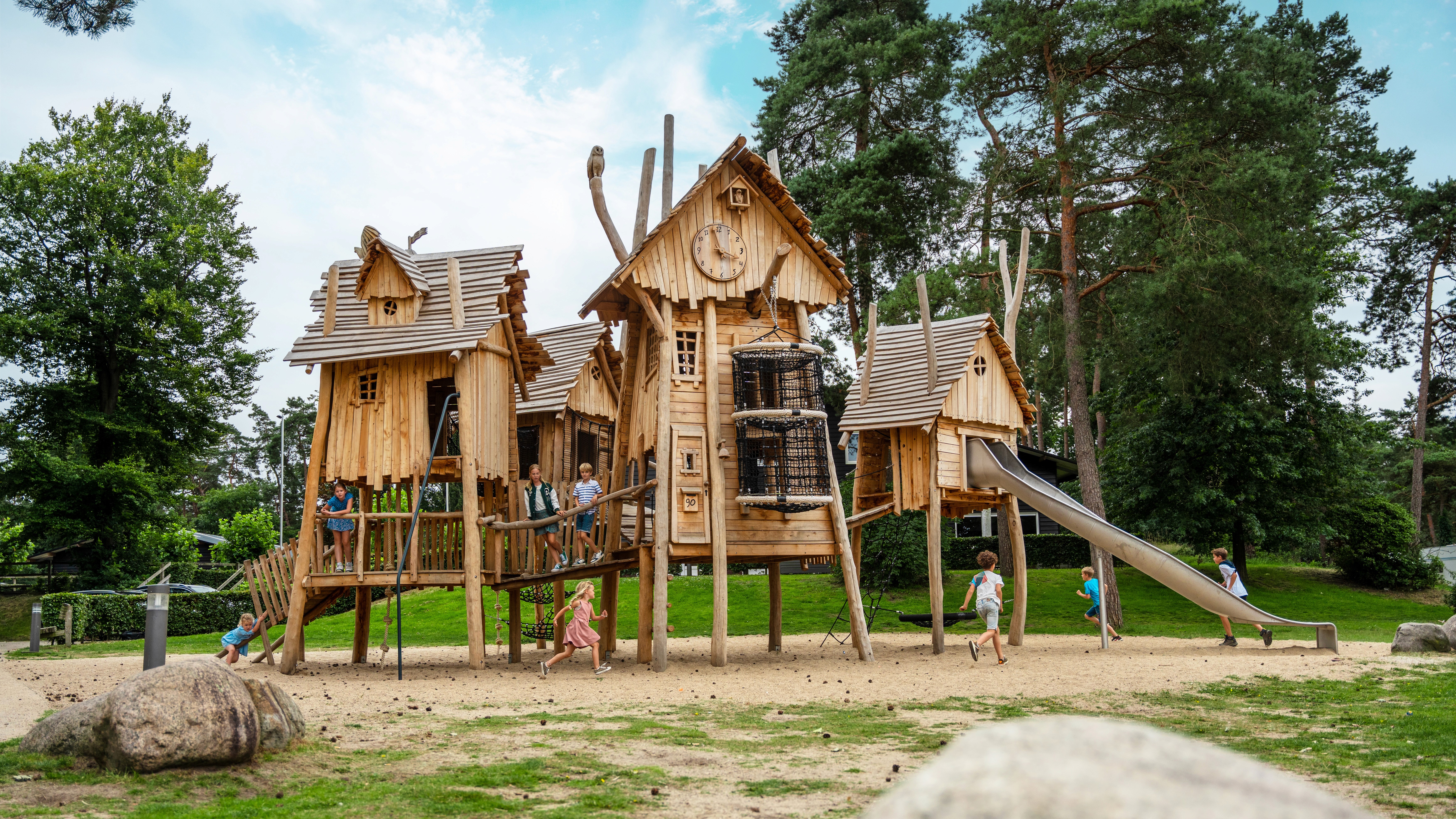 Baumhaus Spielplatz von Speelmatje     gebaut mit Robinienholz von Robinio