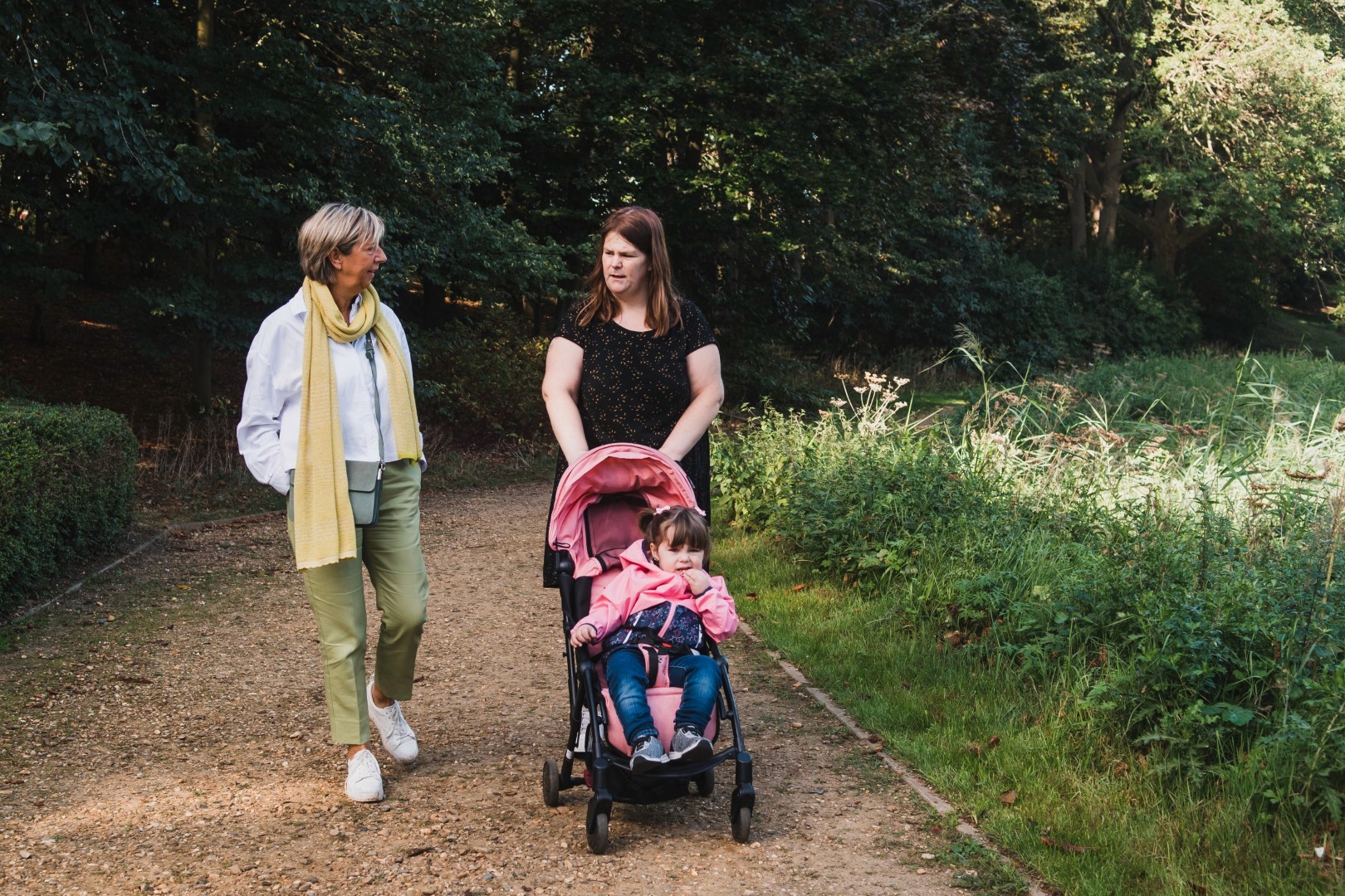 Twee buddy's op wandel met kinderwagen