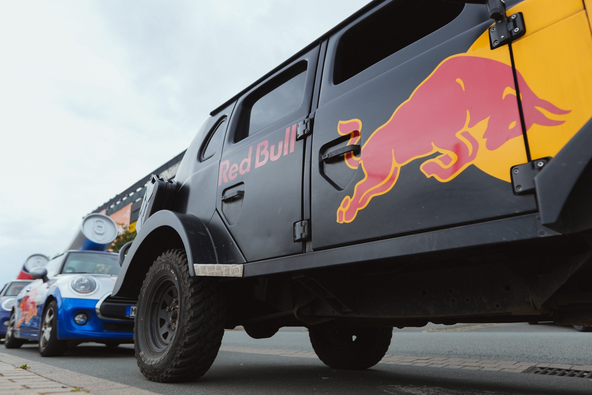Red-Bull-Geländewagen und Red-Bull-Minis, von unten fotografiert