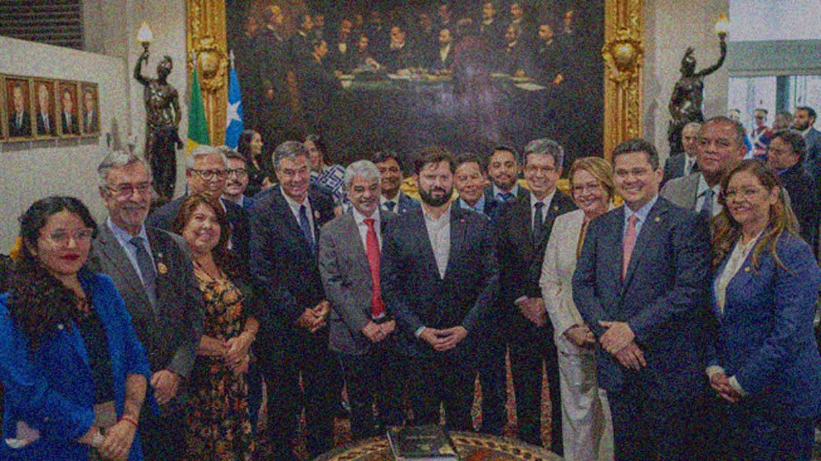 Foto del Presidente Gabriel Boric acompañado de otros dirigentes políticos en la columna de opinión La premisa equivocada del progresismo de IdeaPaís.