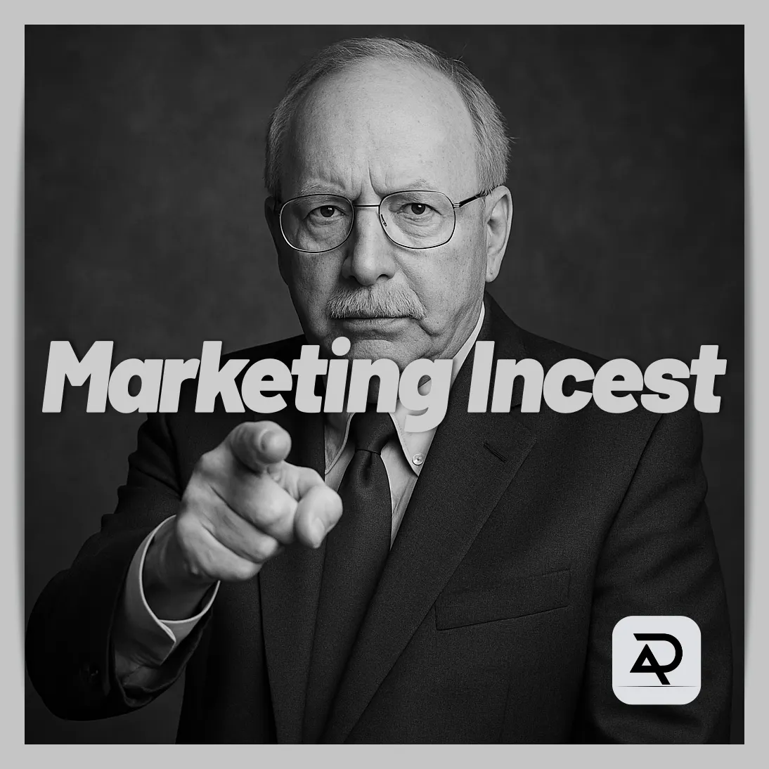 Dan Kennedy señalando al lector con el texto 'Marketing Incest', una crítica a la falta de originalidad en el marketing moderno
