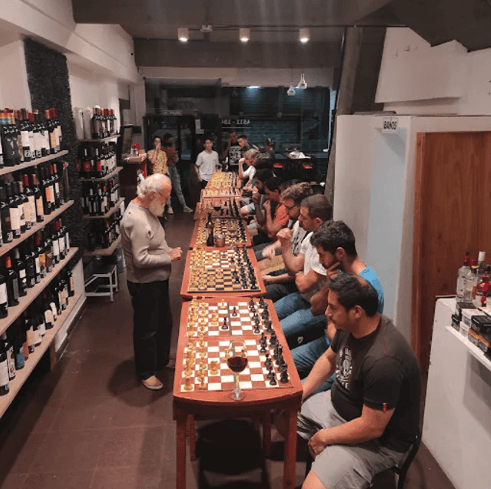 hernan armoza y su amigo en el centro cultural