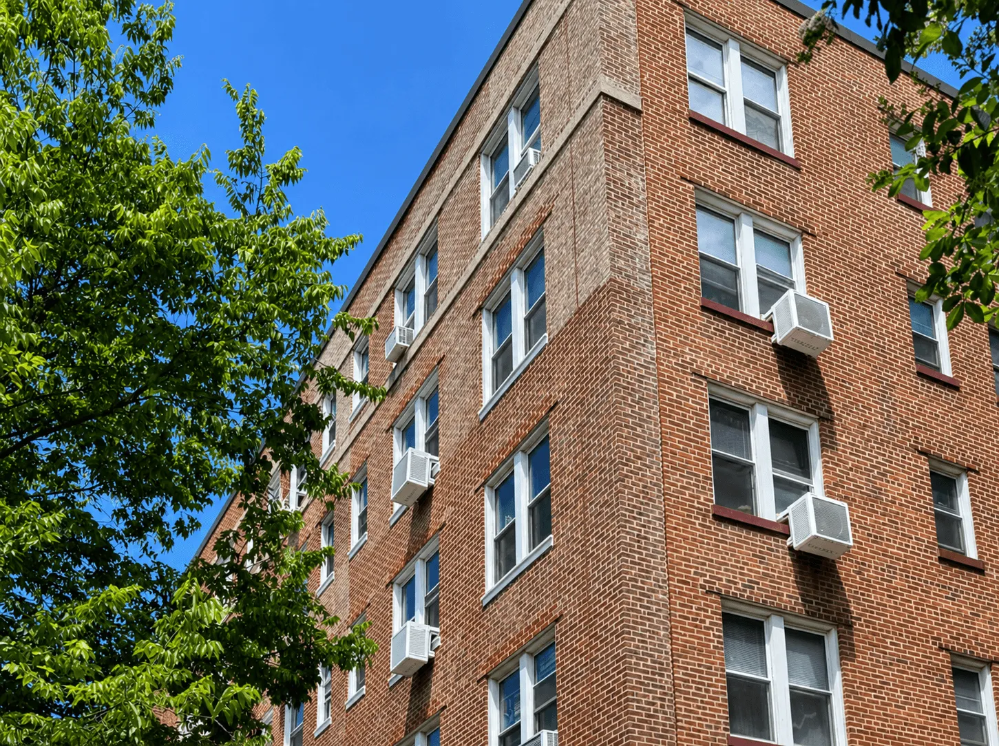 Apartment building with Gradient heat pumps in the windows