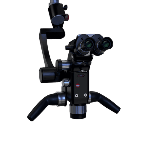 De behandelmicroscoop, waardoor we enorm kunnen vergroten en belichten