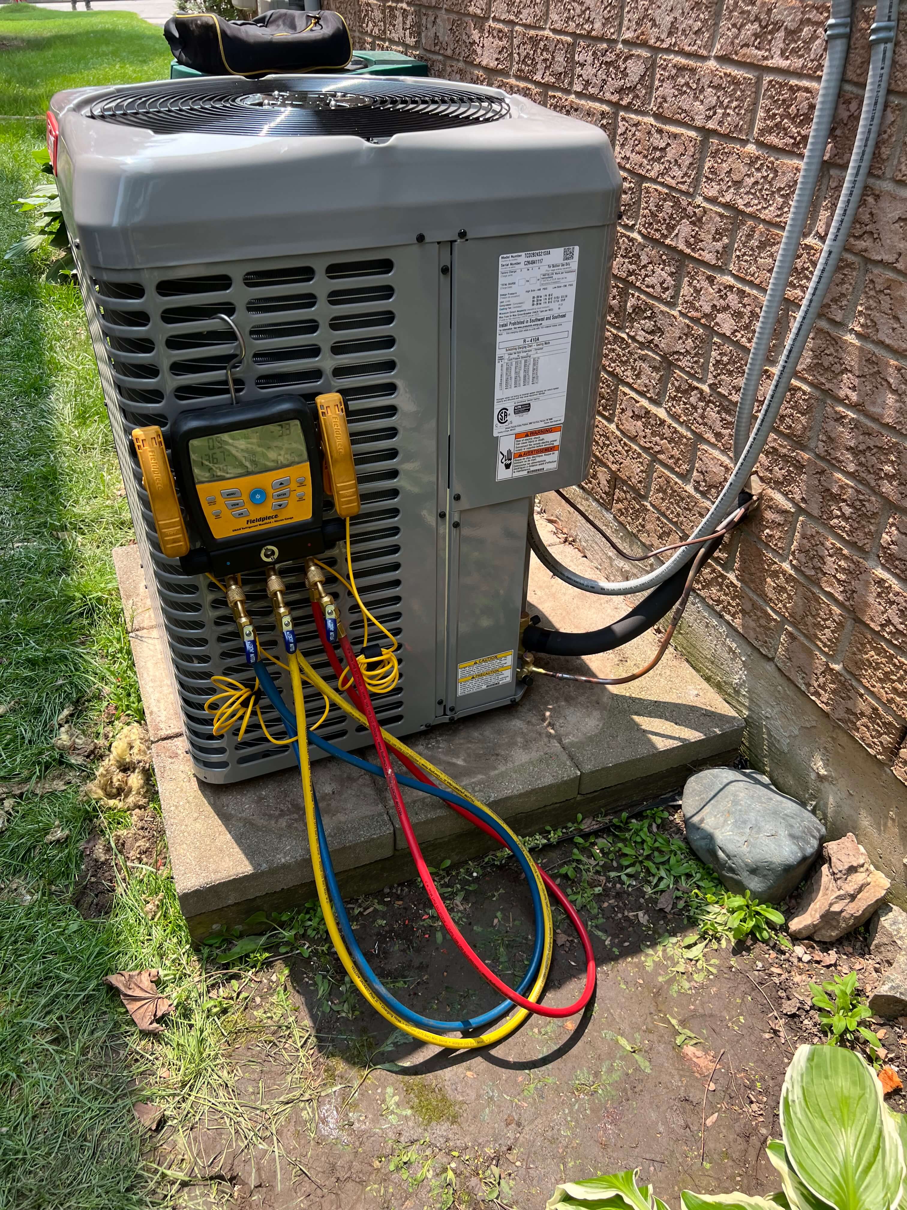 Air conditoner repair, checking coolant level on air conditioner