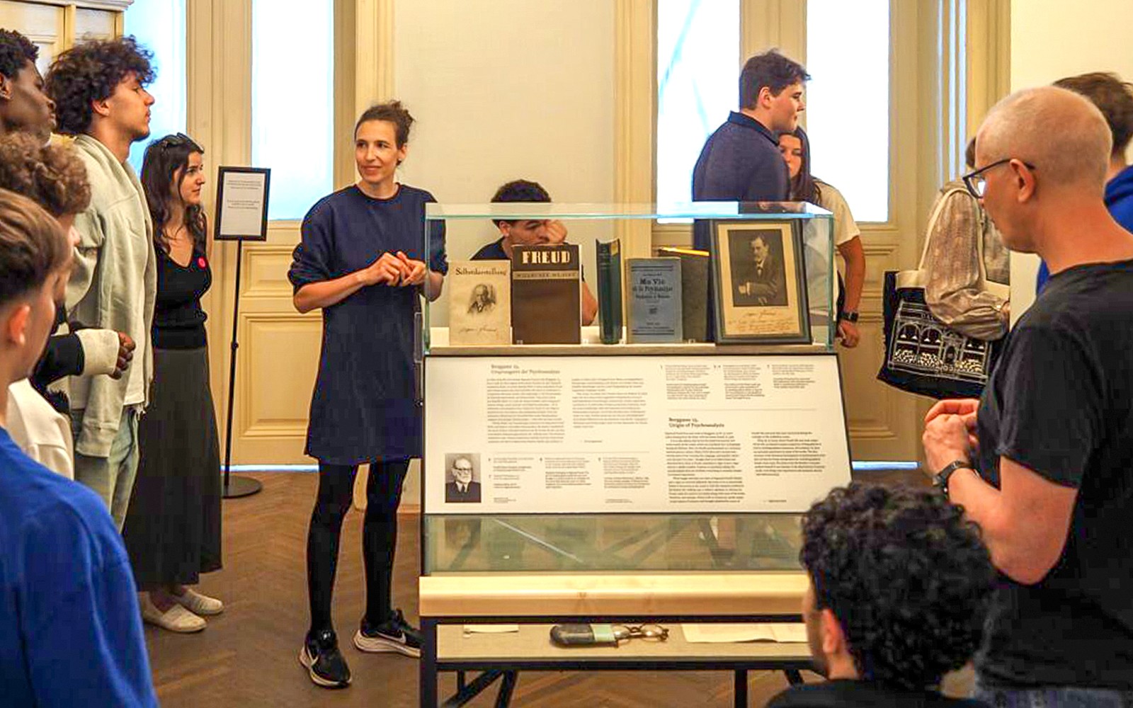 在奥地利维也纳的西格蒙德·弗洛伊德博物馆由女性导游带领的旅游团。