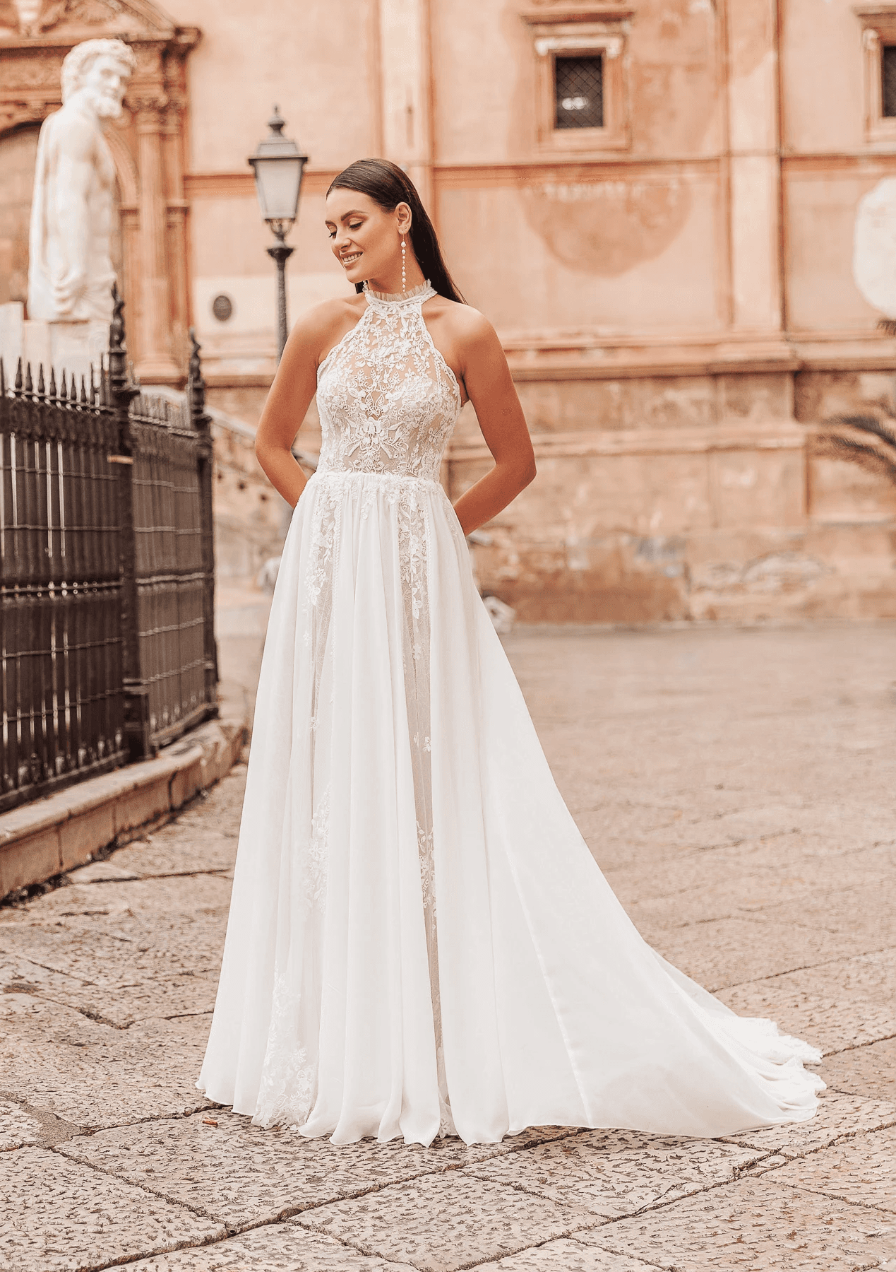 Bohemian Hochzeitskleid mit zarten Spitzen-Elementen und fließendem Rock