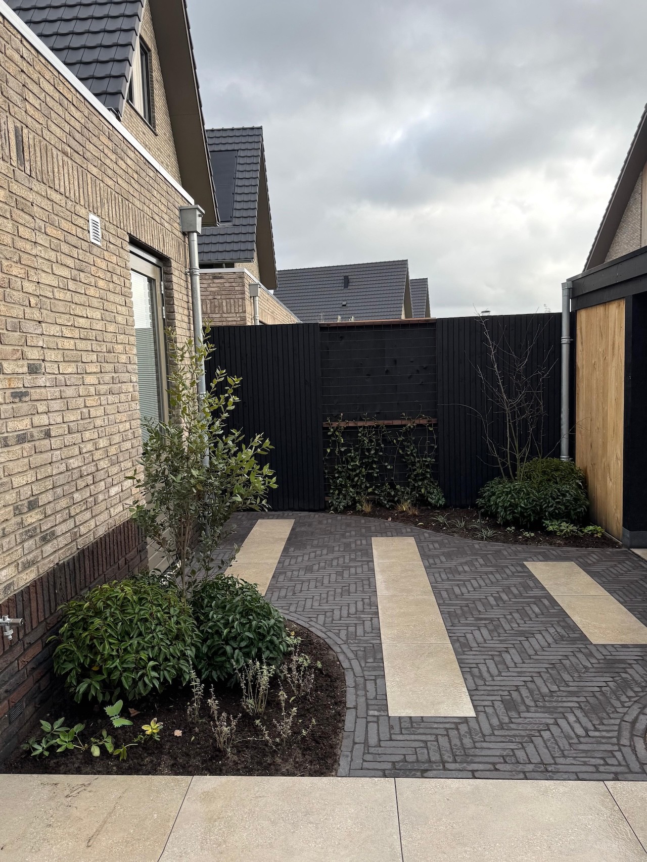 Tuin met organische vormen in Renswoude - Art gardens