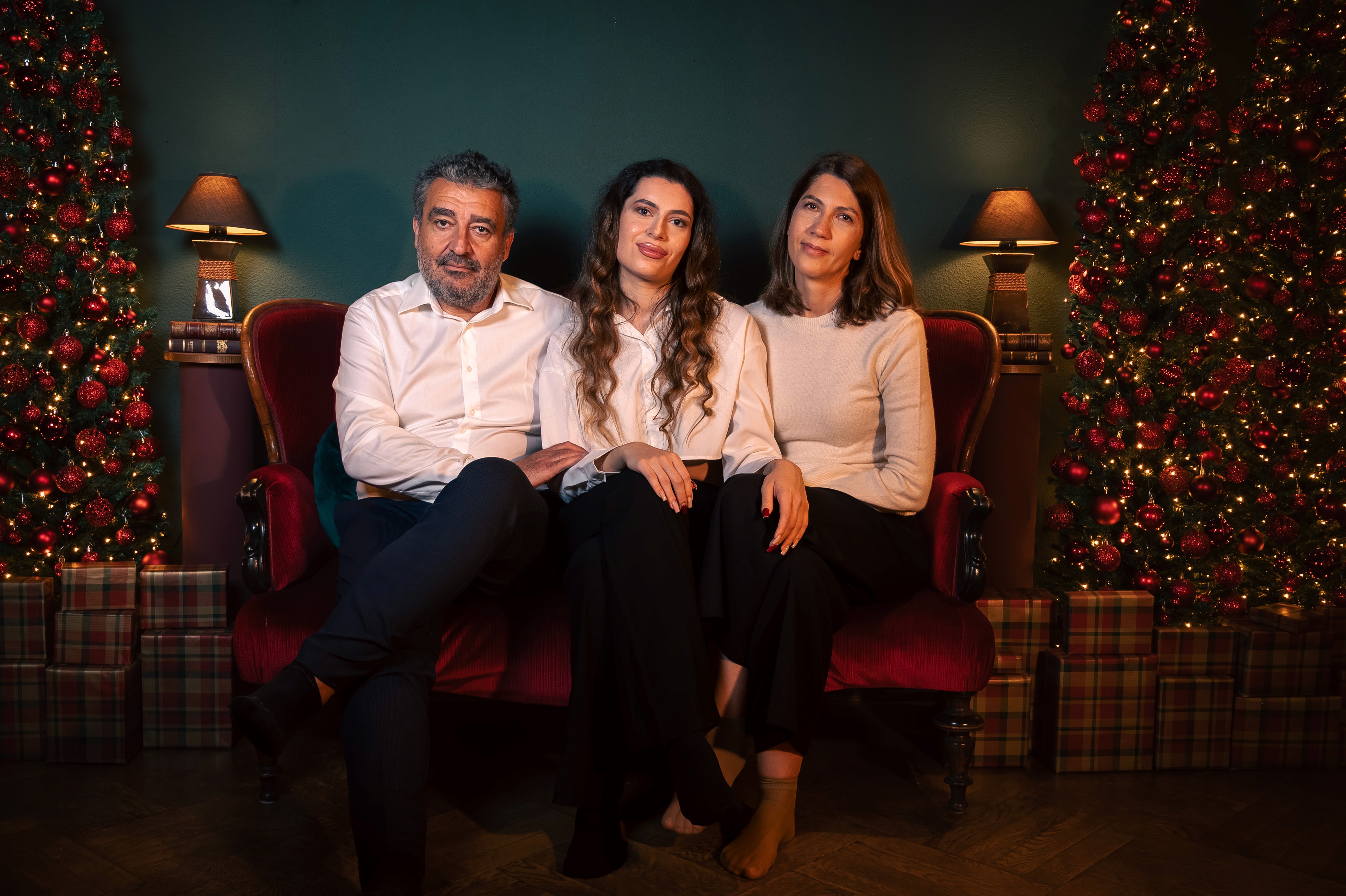 Ședință foto de familie de Crăciun cu părinți și copil, decor elegant în studio