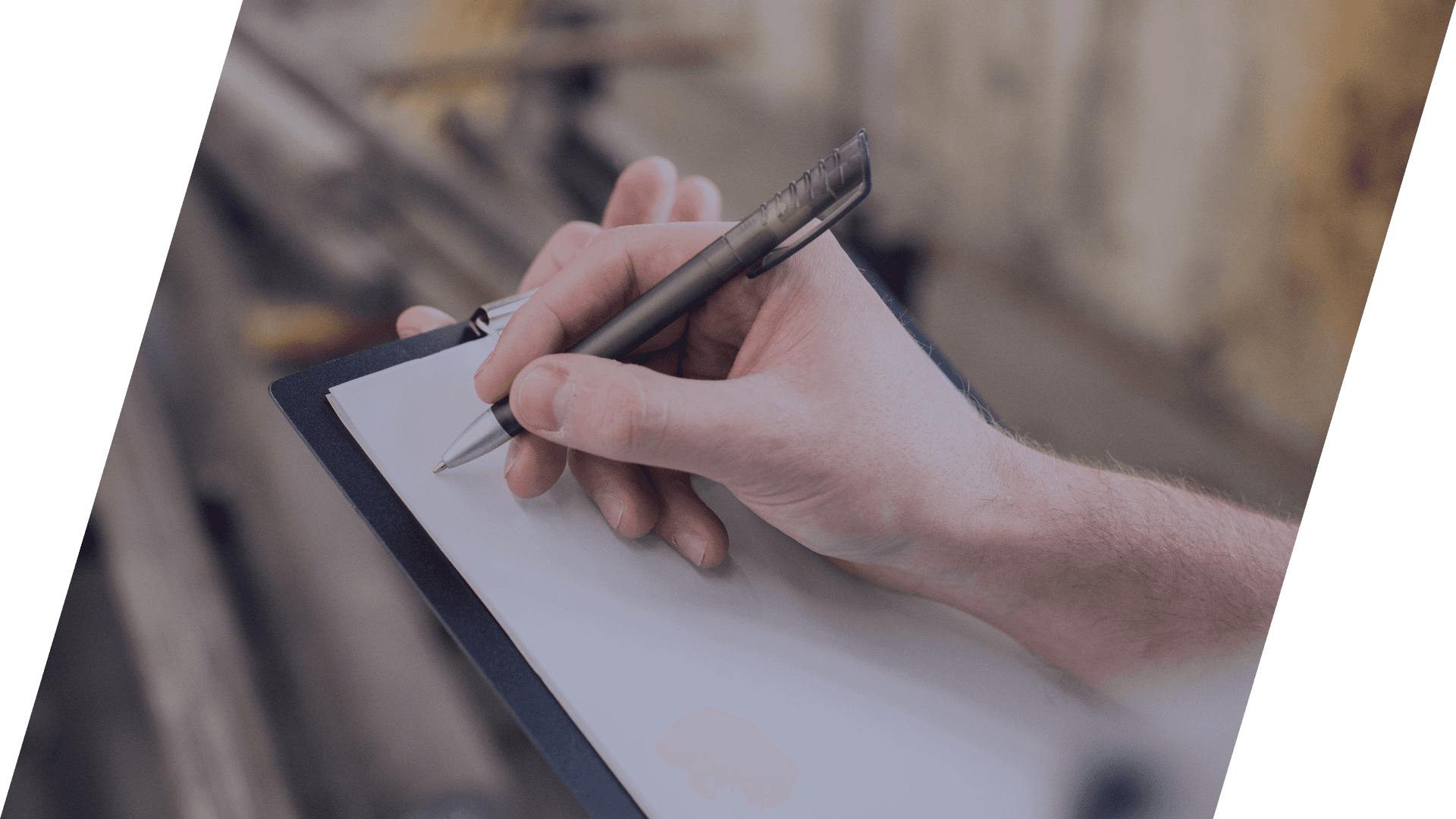 Рука пишущая на листе бумаги