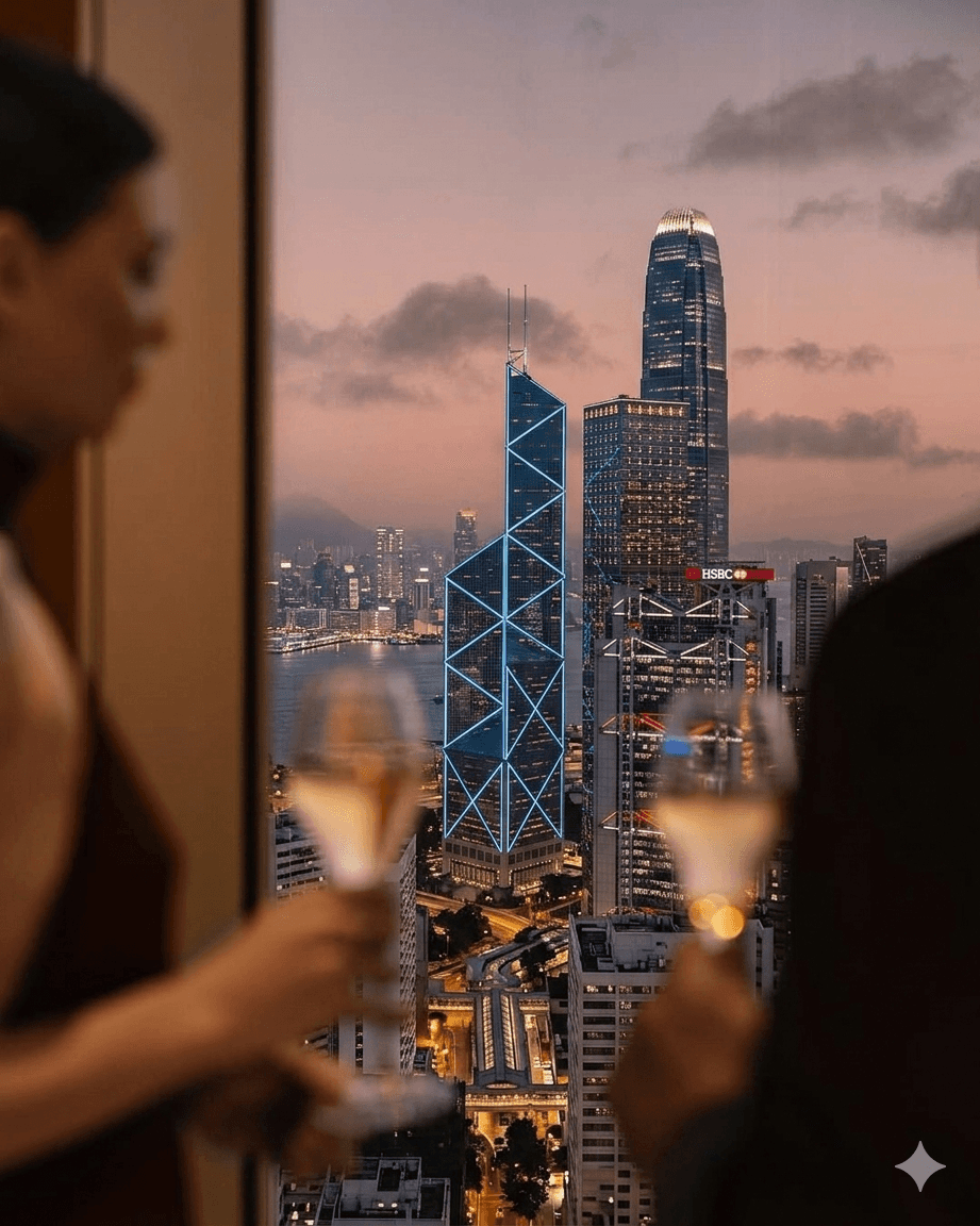 手持葡萄酒杯欣賞香港中環維港日落景色及中銀大廈,高端商務酒會佈置與餐飲到會服務,展現專業活動策劃氛圍。