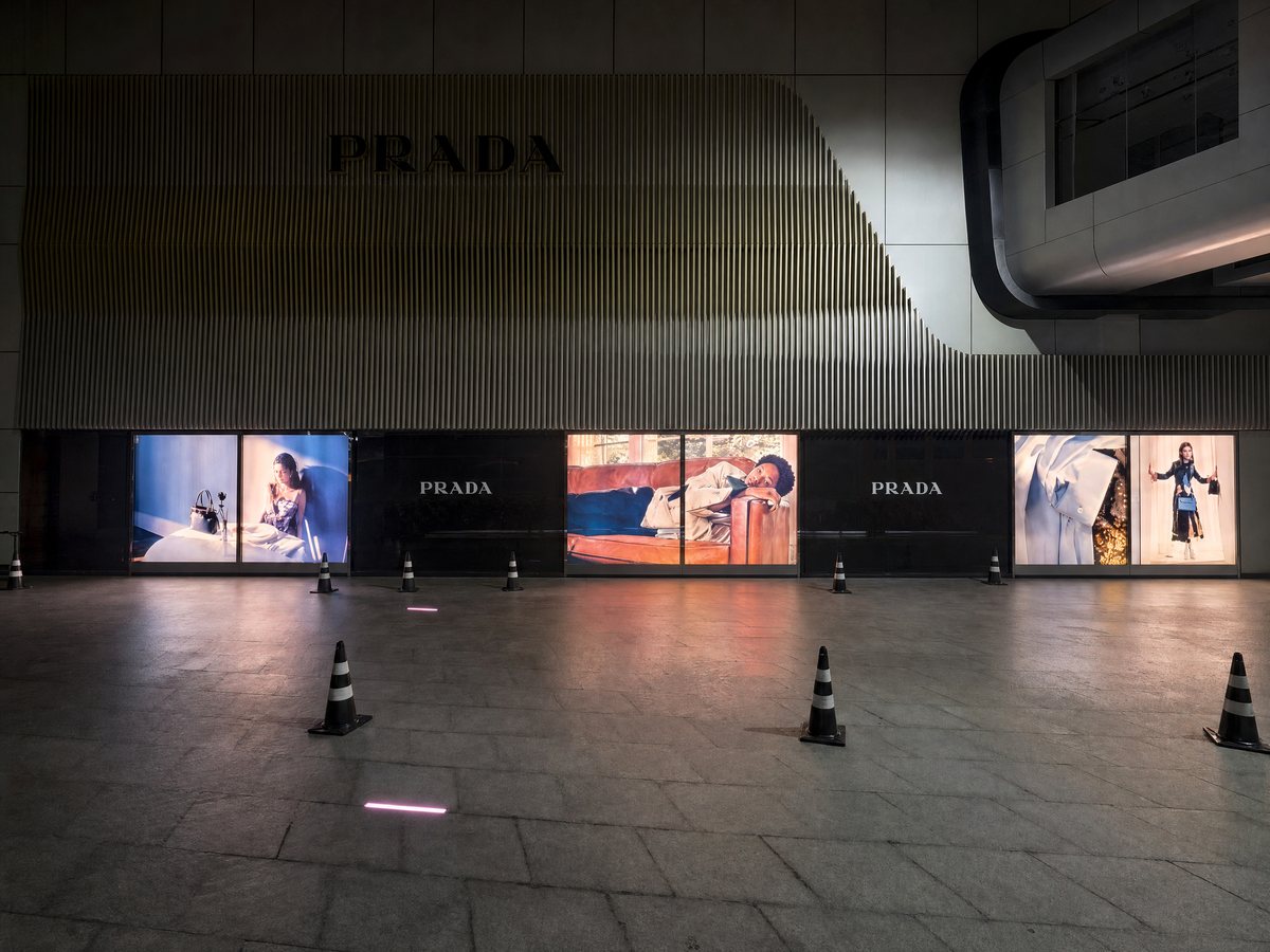 หน้าต่างกล่องไฟผ้าหน้าร้าน Prada แบรนด์แฟชั่นหรูในห้าง ผลิตโดย Prodecal
