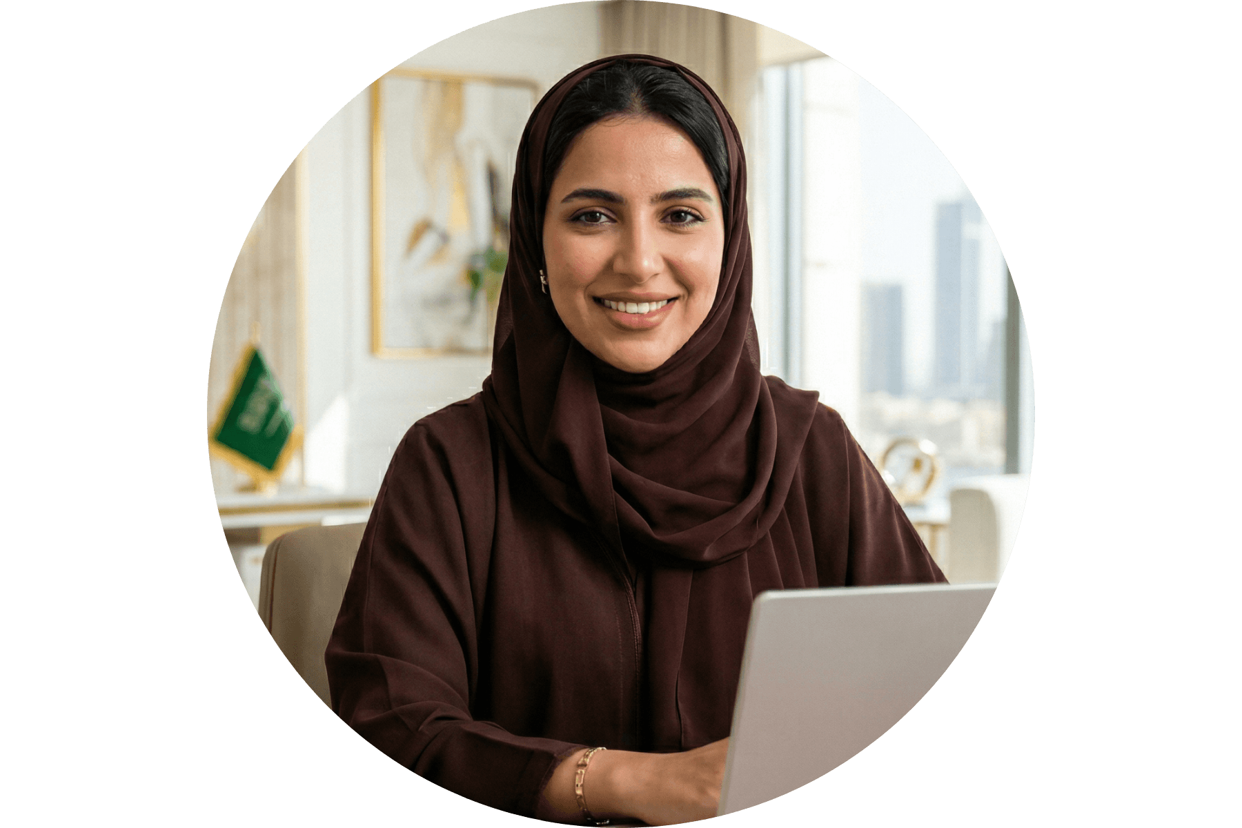 فتاة تبتسم وهي تحمل كوب قهوة