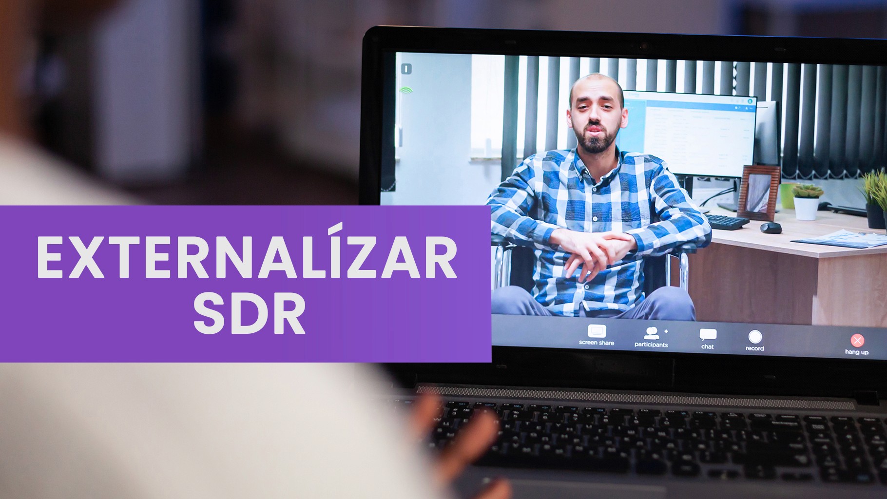 Un equipo de ventas colaborando en una oficina moderna y luminosa.