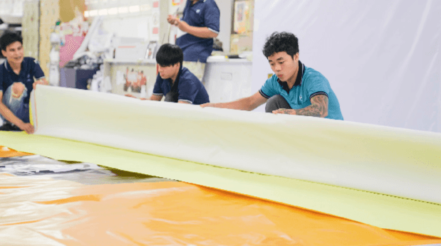 การพับเก็บงานพิมพ์ลง packaging โดยช่าง Assembly
