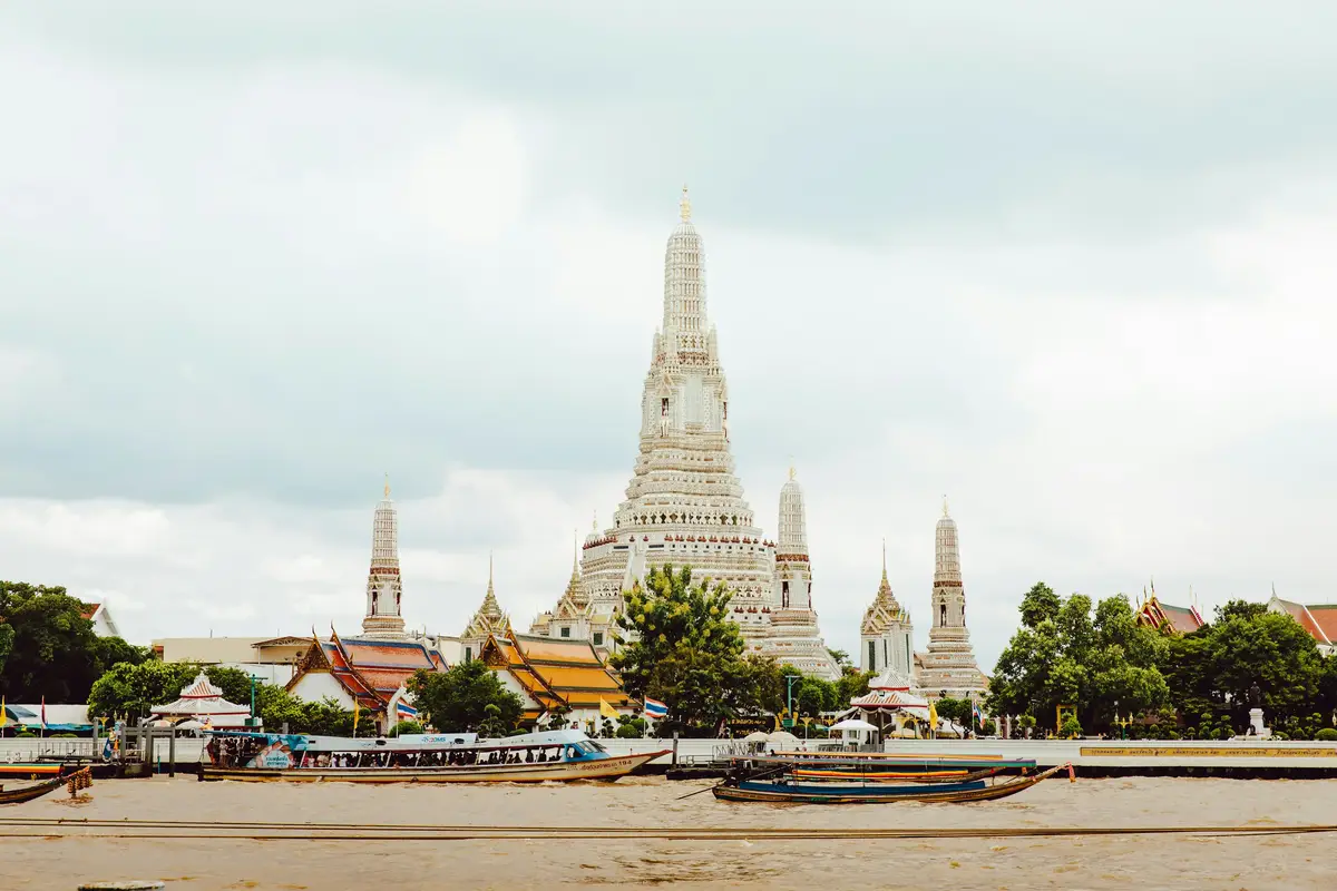 Templo Wat Arun à beira do rio em Bangkok