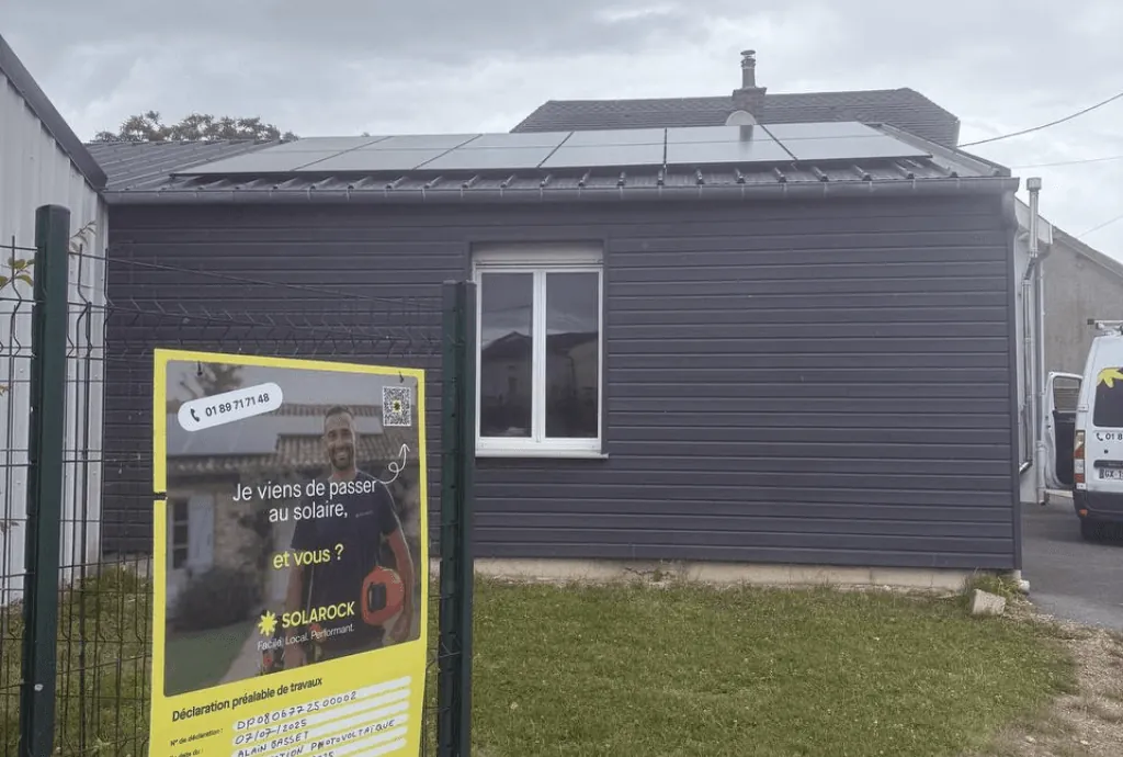 Photo d'une maison à Roisel en France équipée de panneaux photovoltaïques dont l'installation a été faite par Solarock.