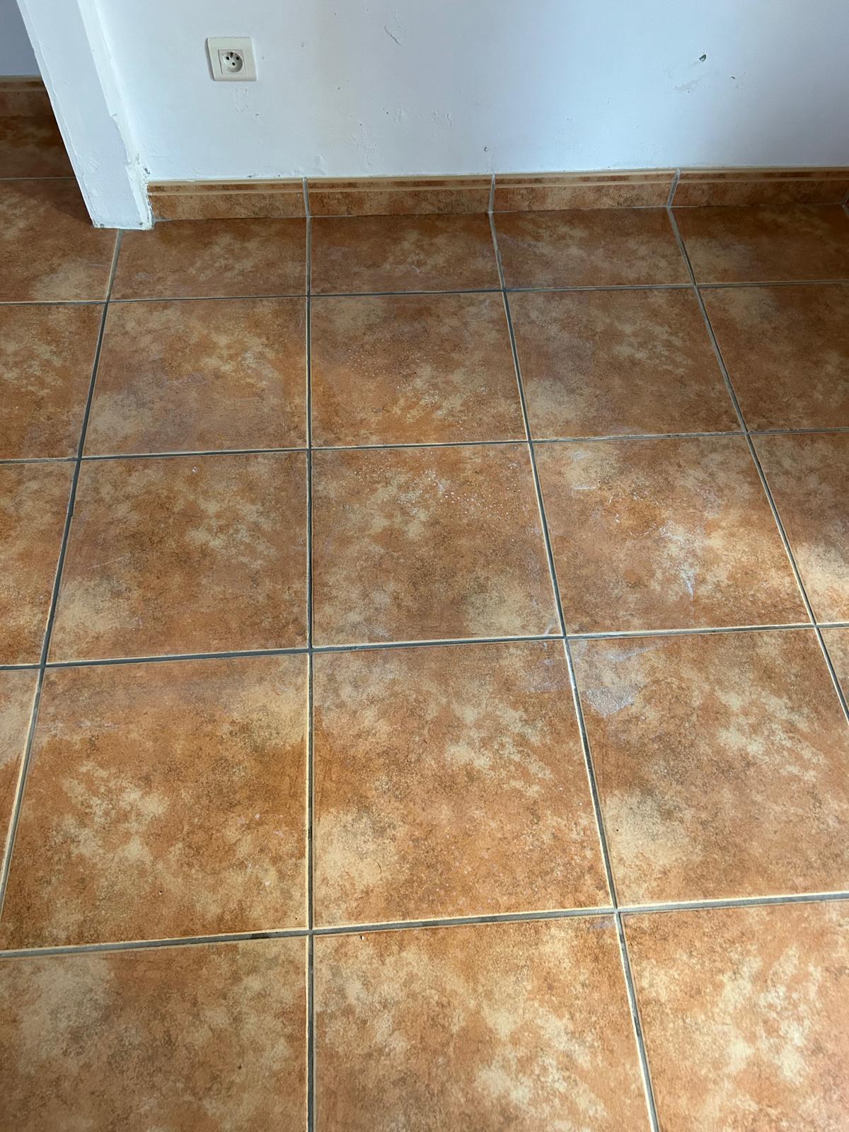 Pose de carrelage au sol terminée avec des finitions professionnelles sur le BAB.